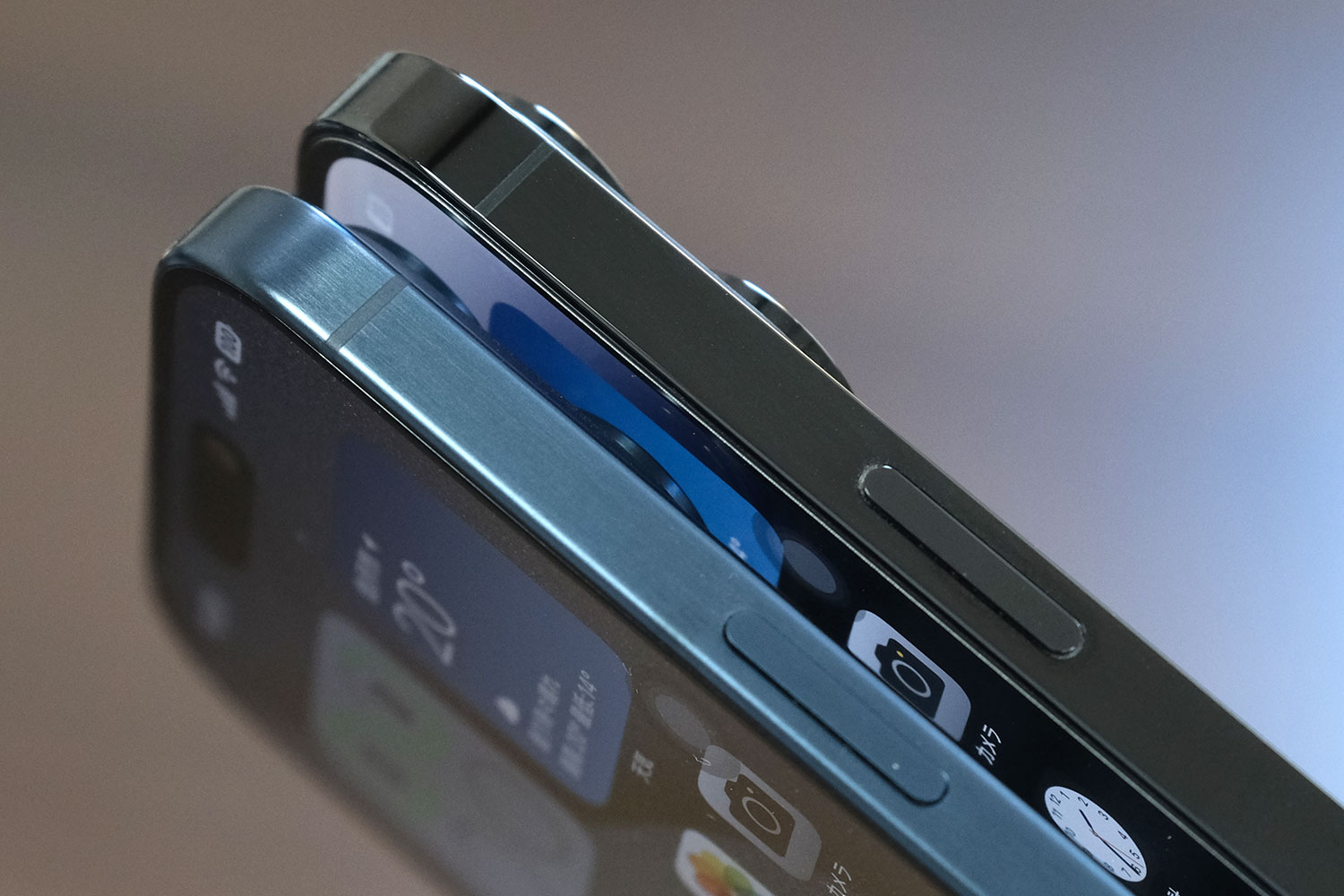 iPhone チタンとステンレス