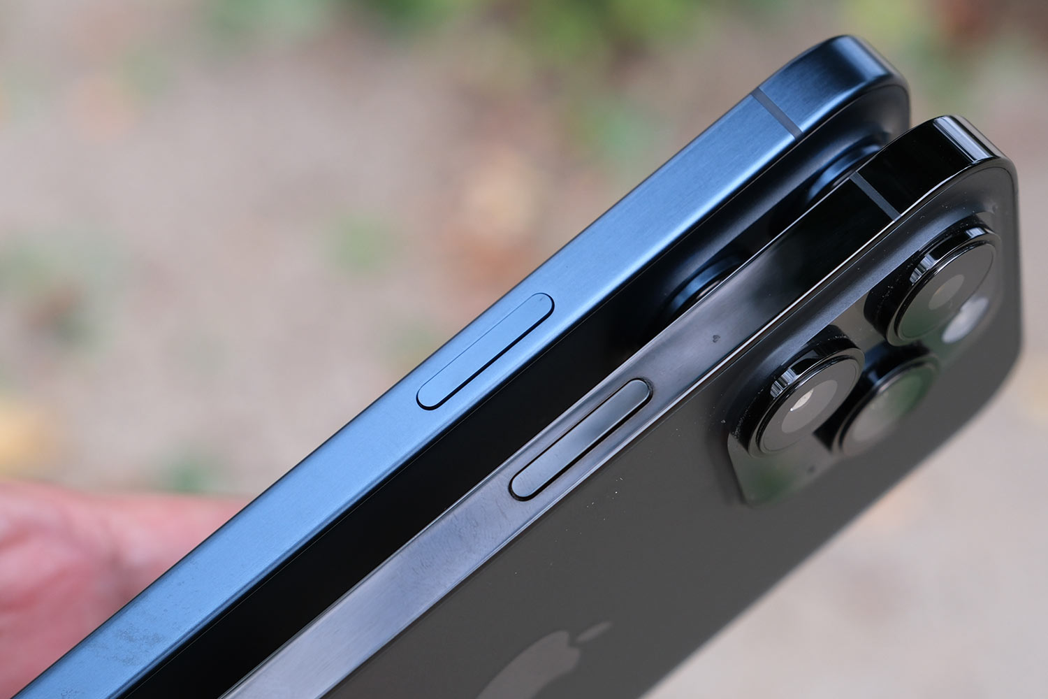 iPhone 15 Pro vs 14 Pro サイドフレーム比較