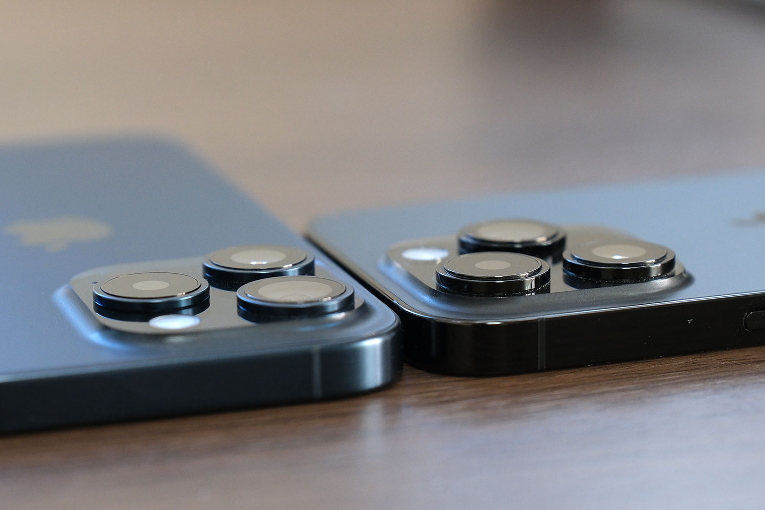iPhone 15 Pro vs 14 Pro カメラの出っ張具合