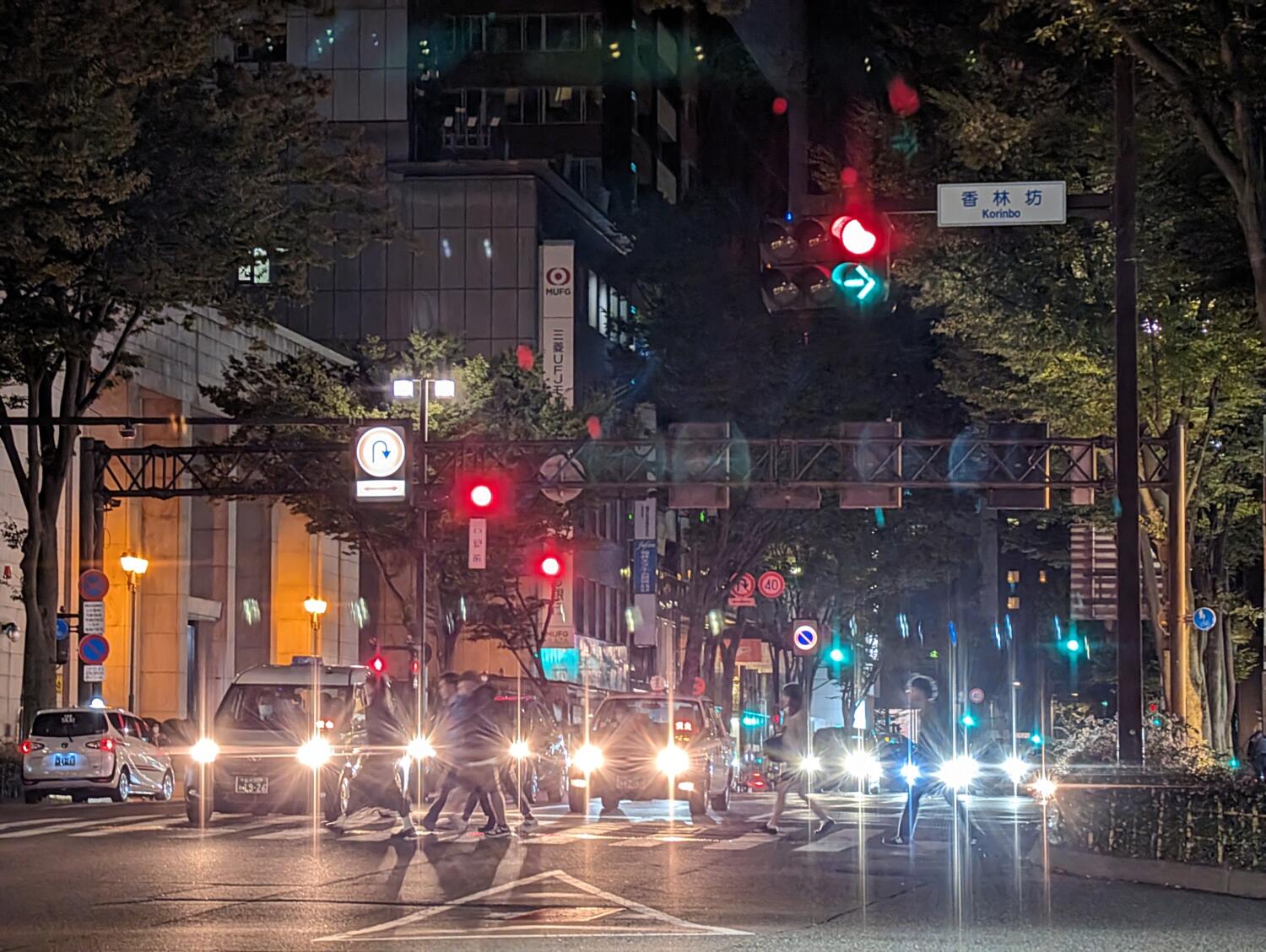 Pixel 8 Pro 望遠カメラ5倍 車のライトの表現