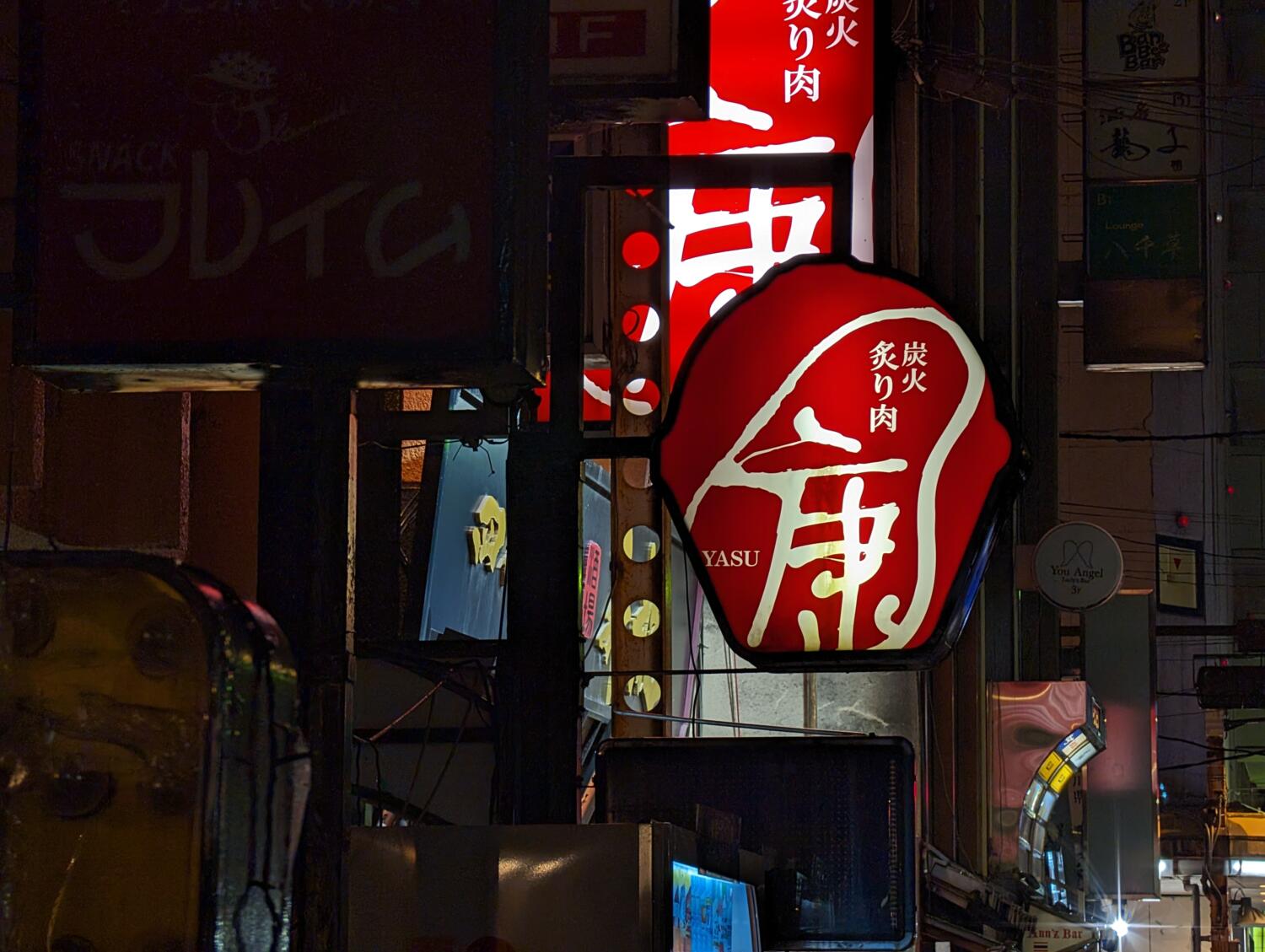 Pixel 8 Pro 望遠カメラ5倍で夜の飲み屋街を撮影