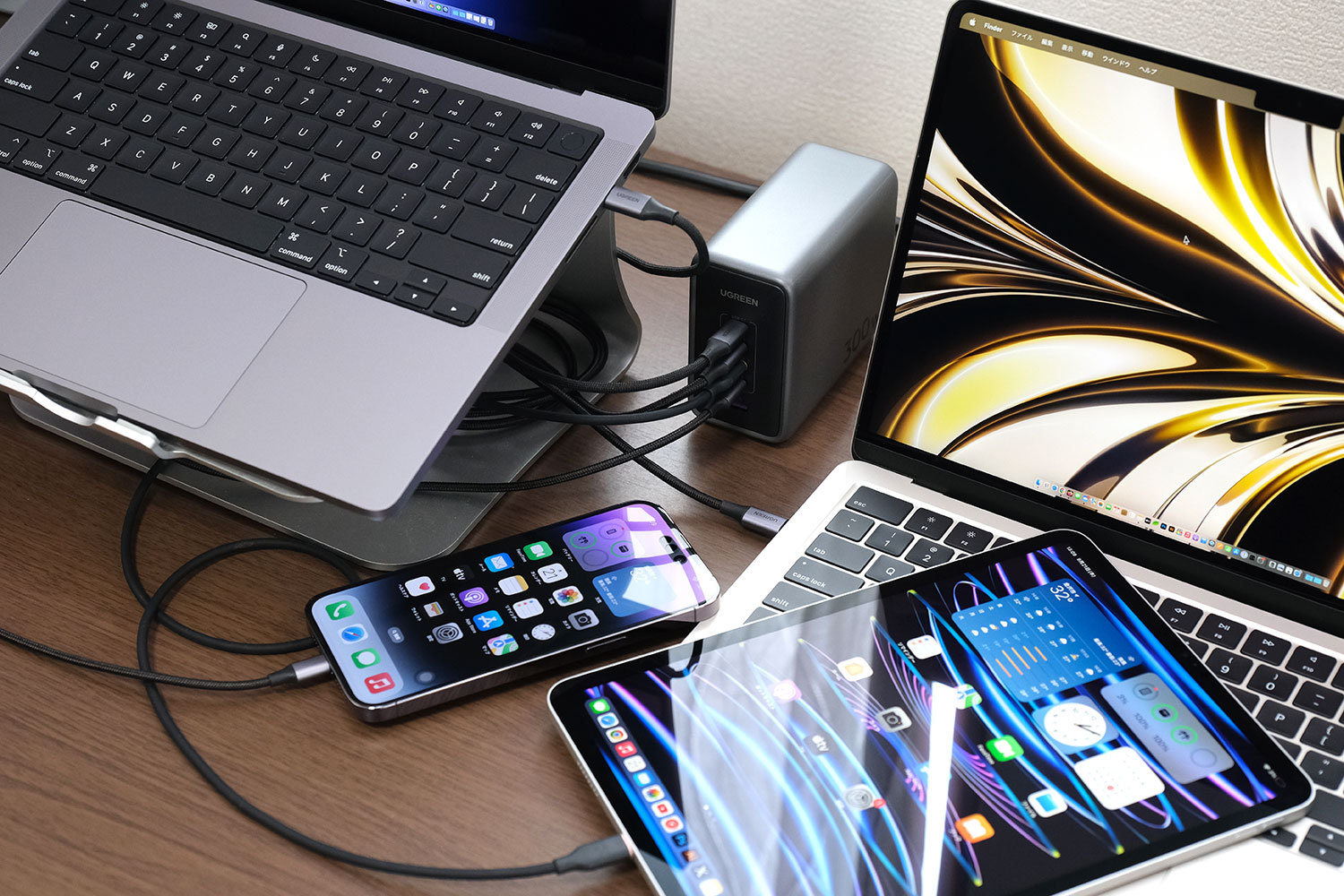 UGREEN Nexode 300W 端末を充電する