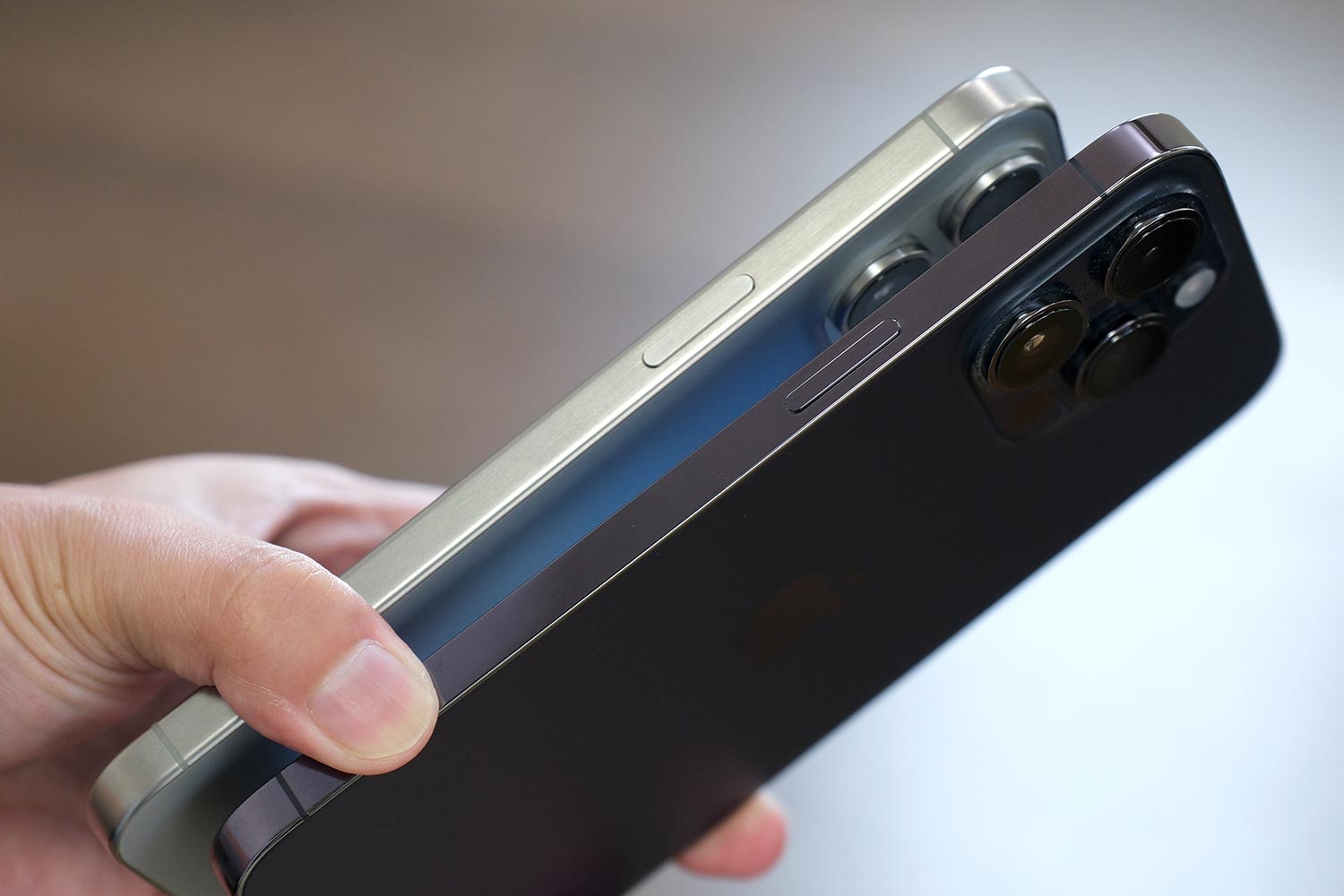 iPhone 15 Pro Max vs 14 Pro Max サイドフレーム比較