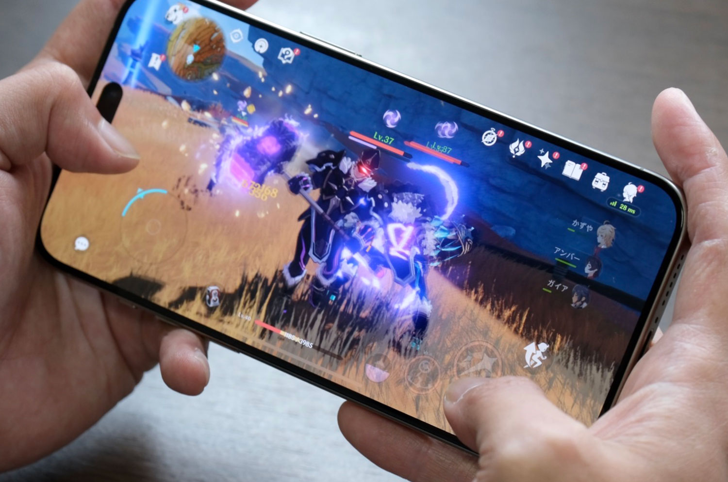 iPhone 15 Pro Max 原神をプレイ