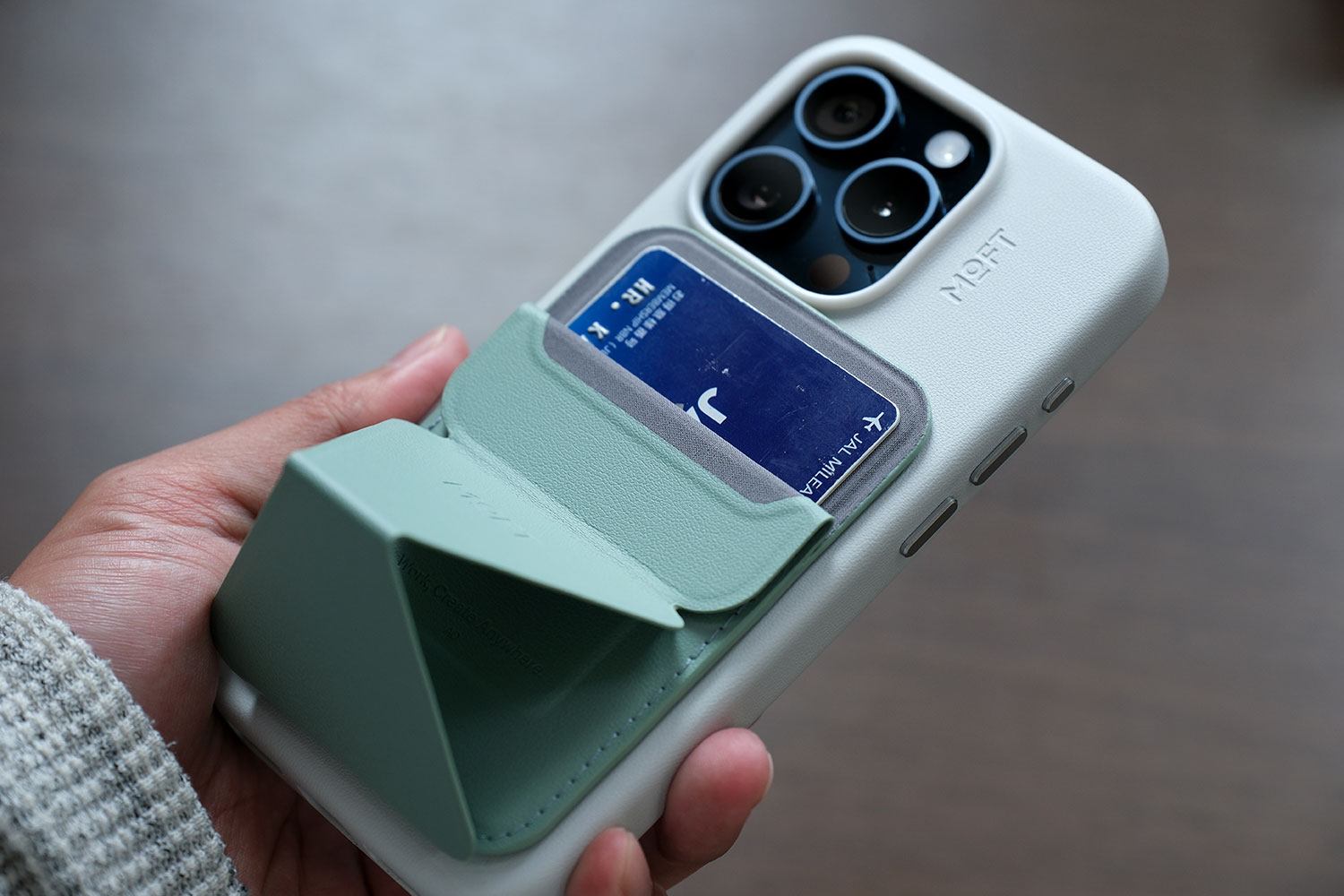 MOFT Snap-On スマホスタンド カードを入れる