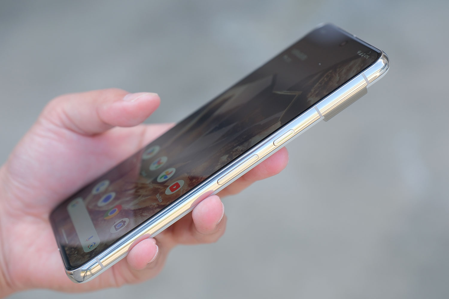 Pixel 8 Pro 操作ボタン