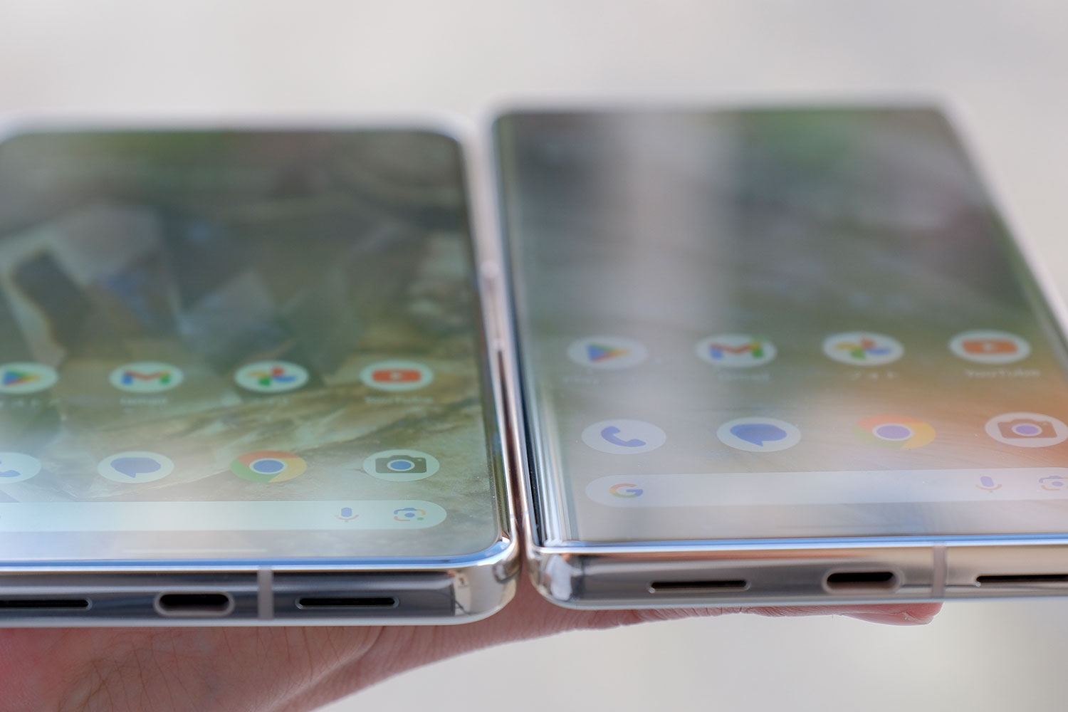 Pixel 8 Pro vs Pixel 7 Pro パネルの形状比較