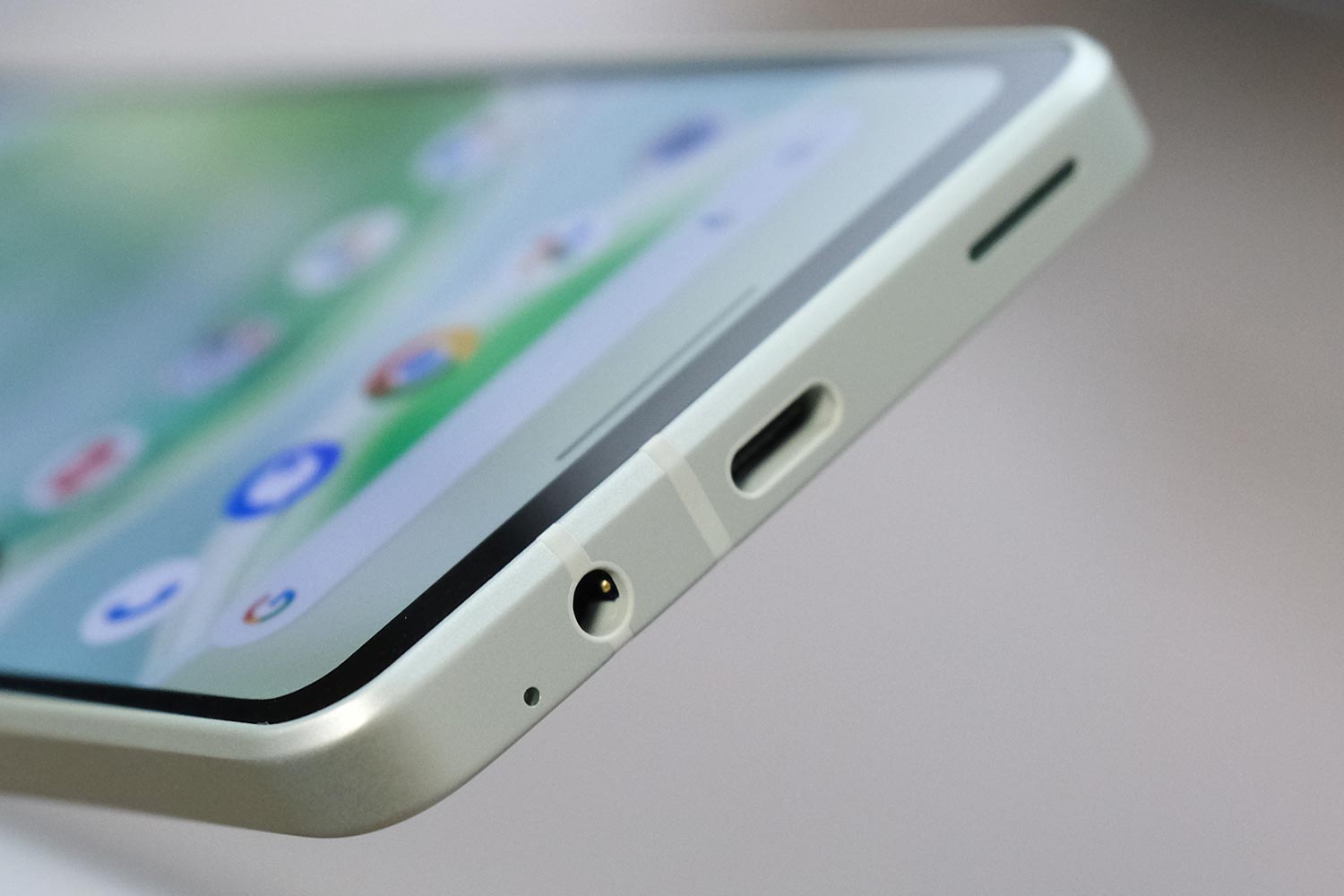 AQUOS sense8 3.5ヘッドフォンジャック