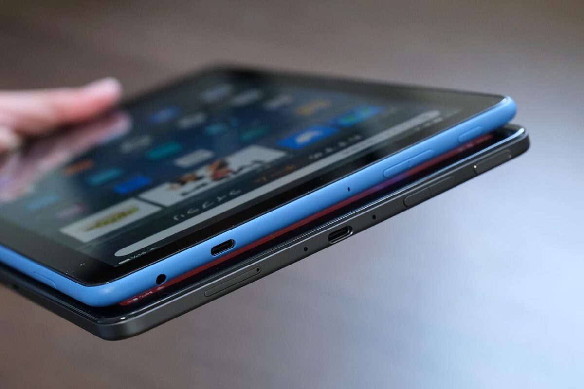 Fire Max 11とFire HD 10 操作ボタンと充電ポート