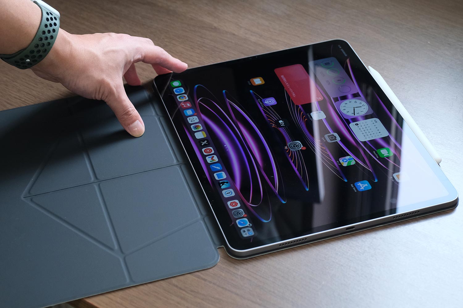 Moft Snap フロートフォリオ iPadをのせる