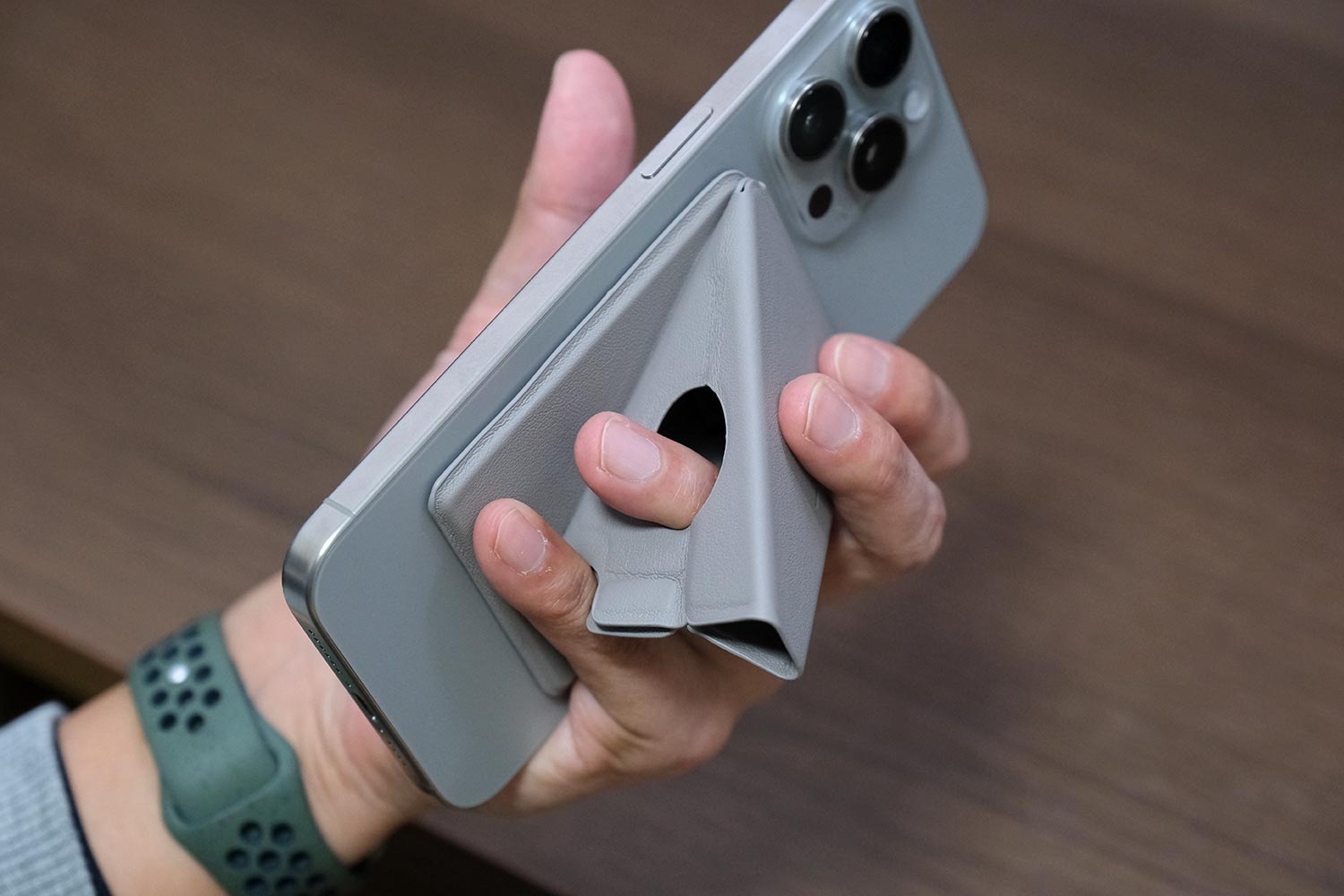 iPhone 15 Pro Max + beakmagスタンド