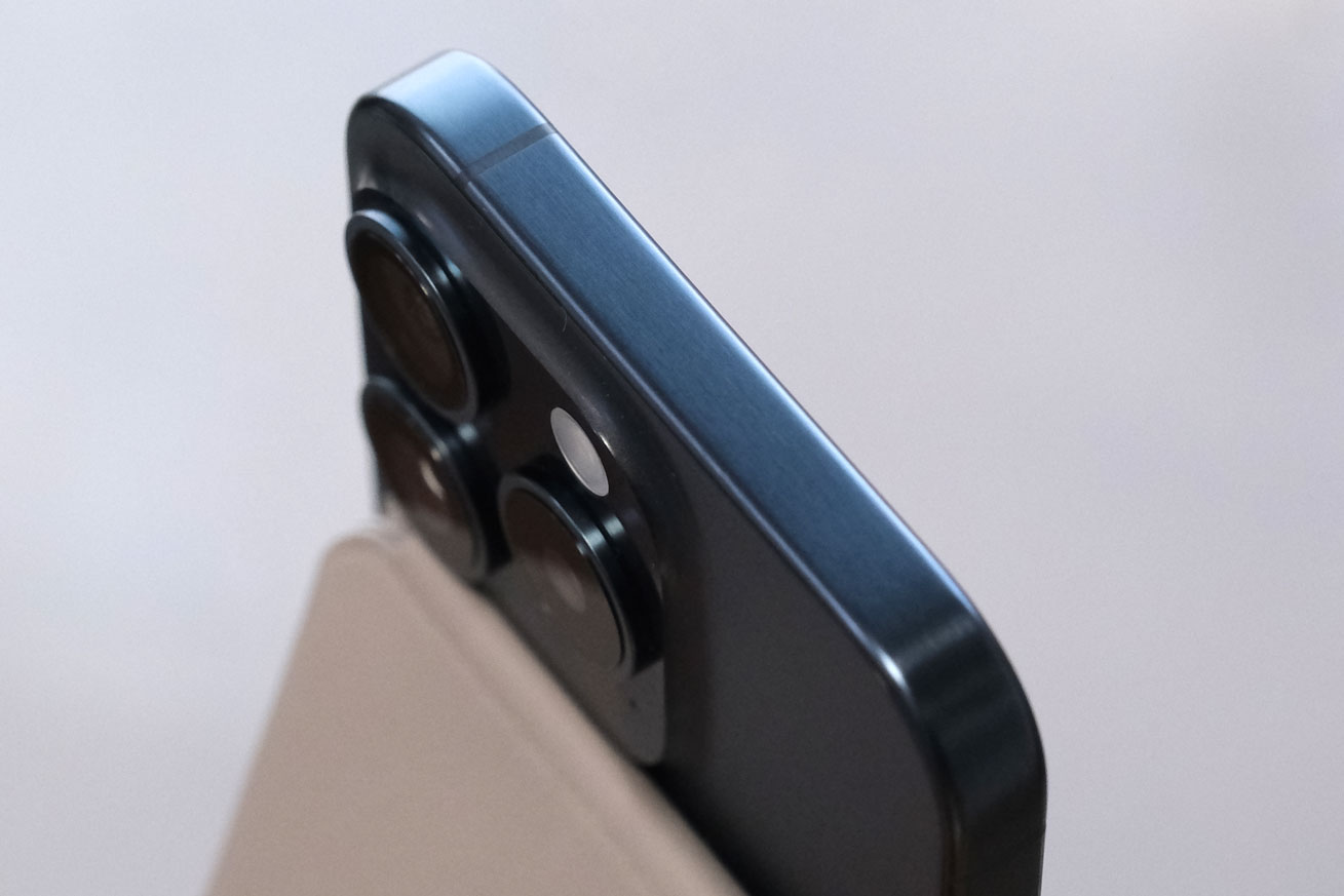 iPhone 15 Pro 本体上側 傷の状況
