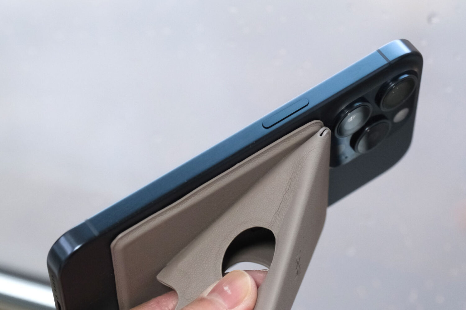 iPhone 15 Pro 本体右側 傷の状況