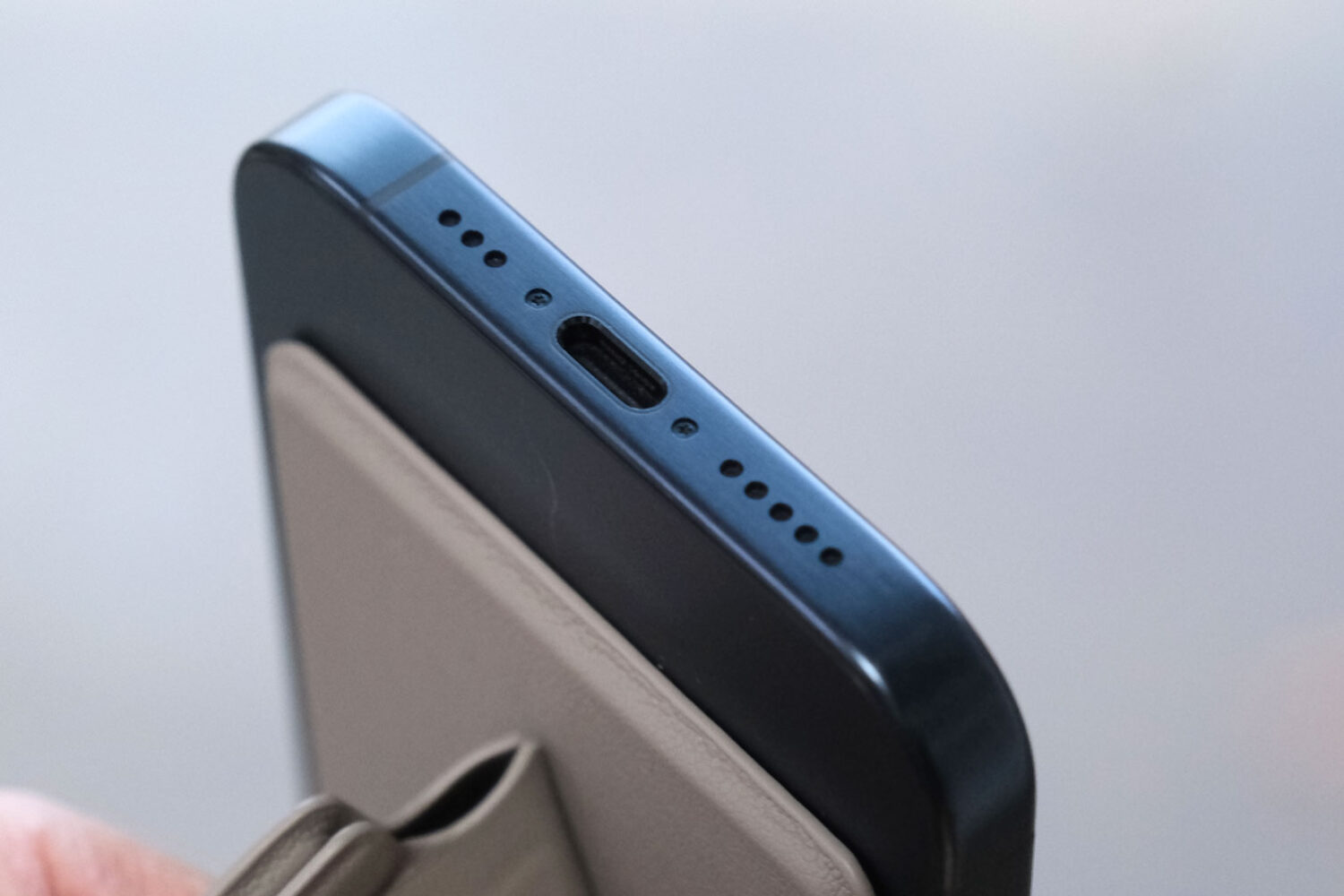iPhone 15 Pro 本体下側 傷の状況