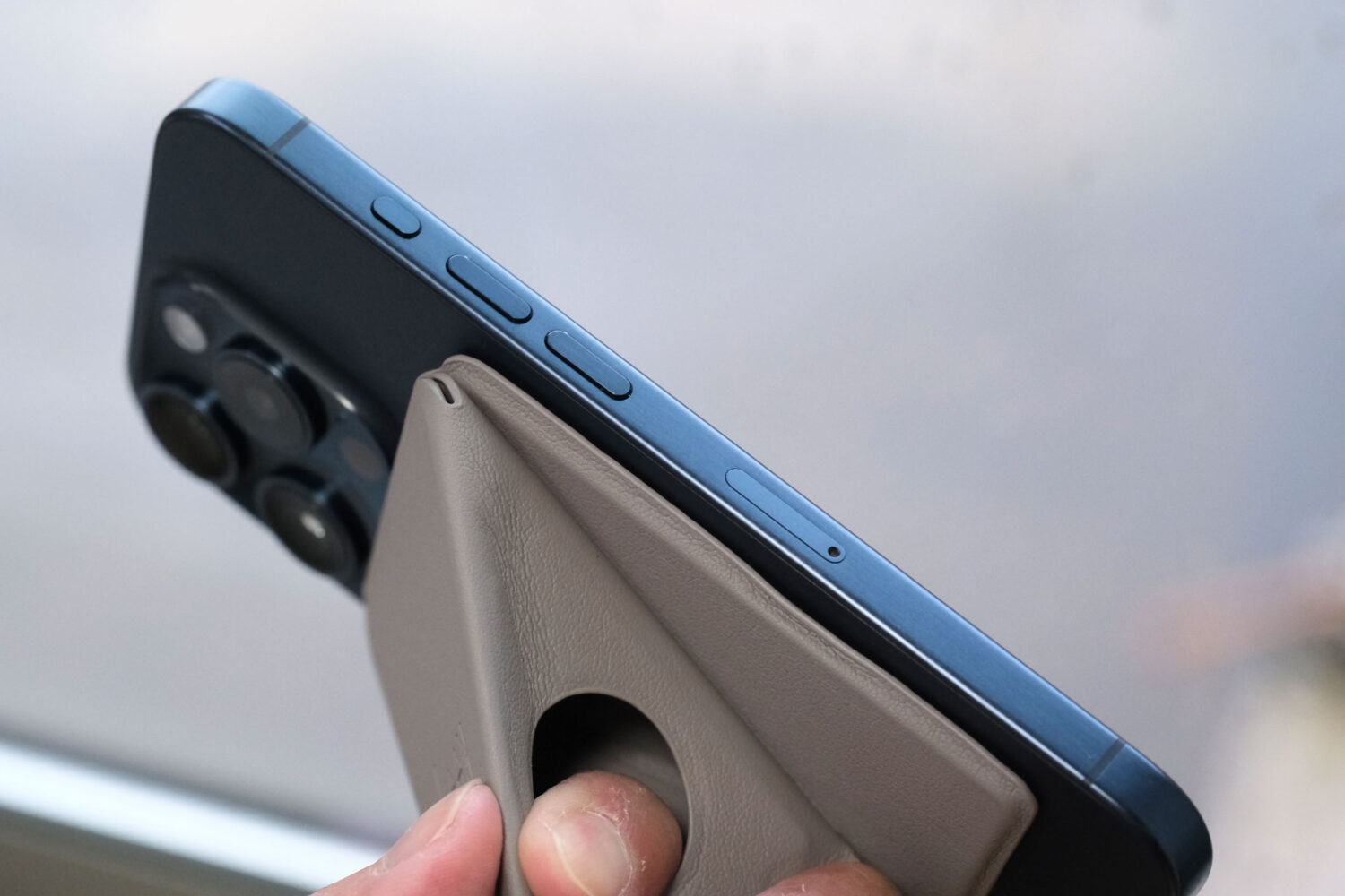 iPhone 15 Pro 本体左側 傷の状況