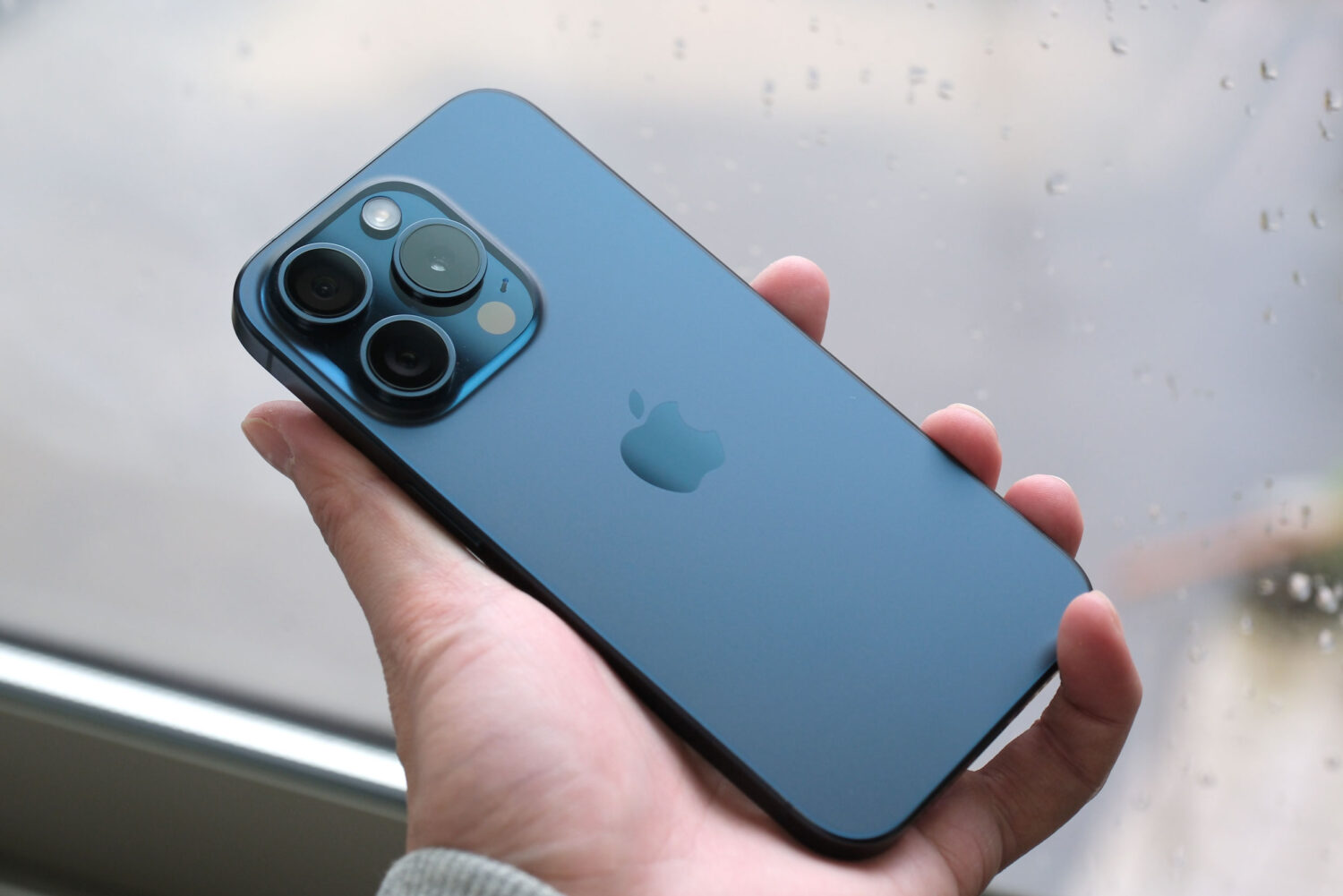 iPhone 15 Pro 背面パネル