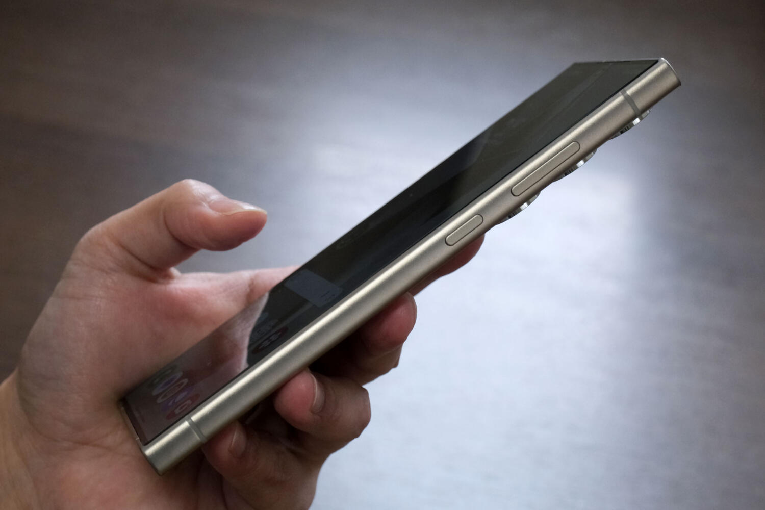 Galaxy S24 Ultra 操作ボタンとサイドフレーム