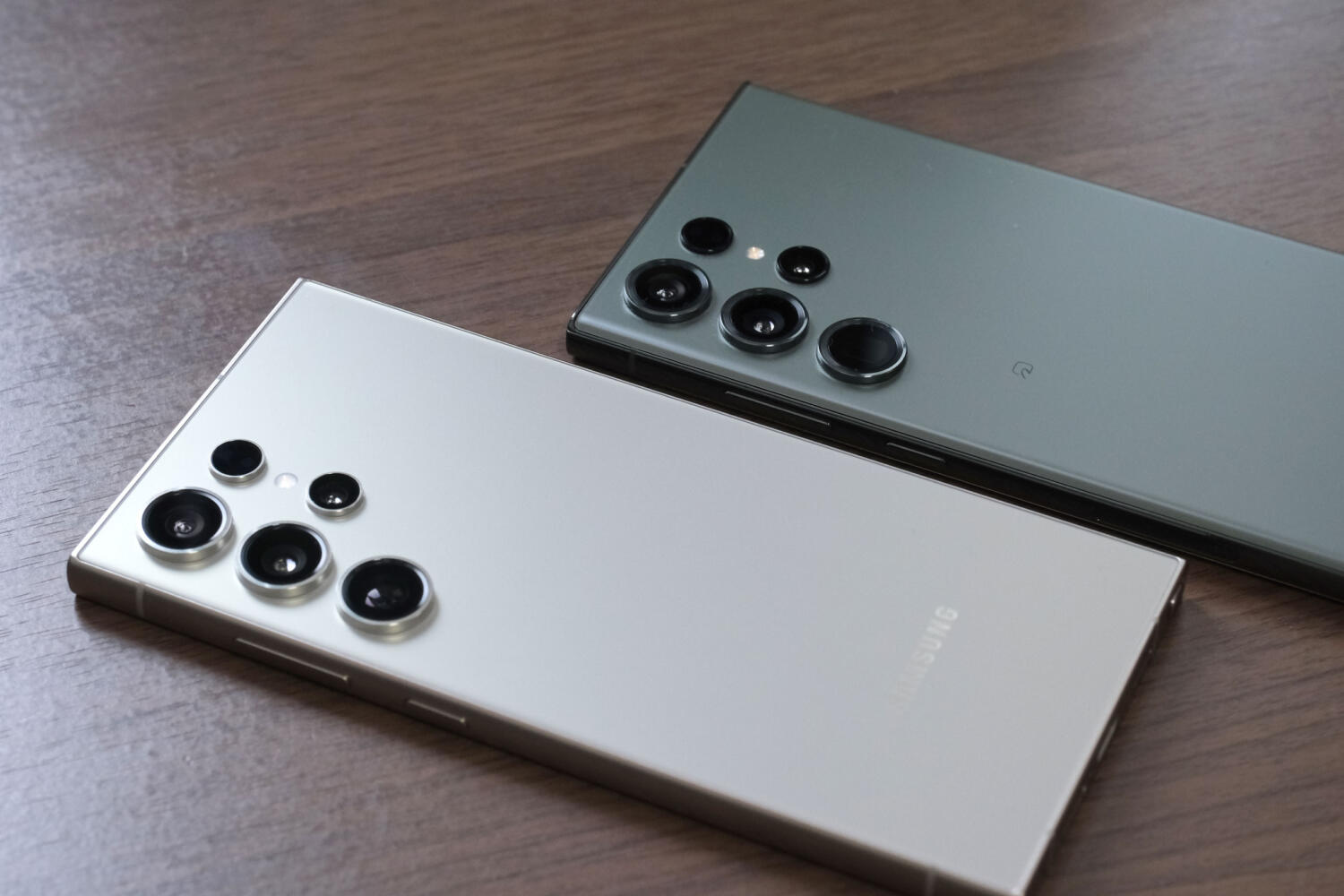 Galaxy S24 Ultra vs S23 Ultra 背面パネル