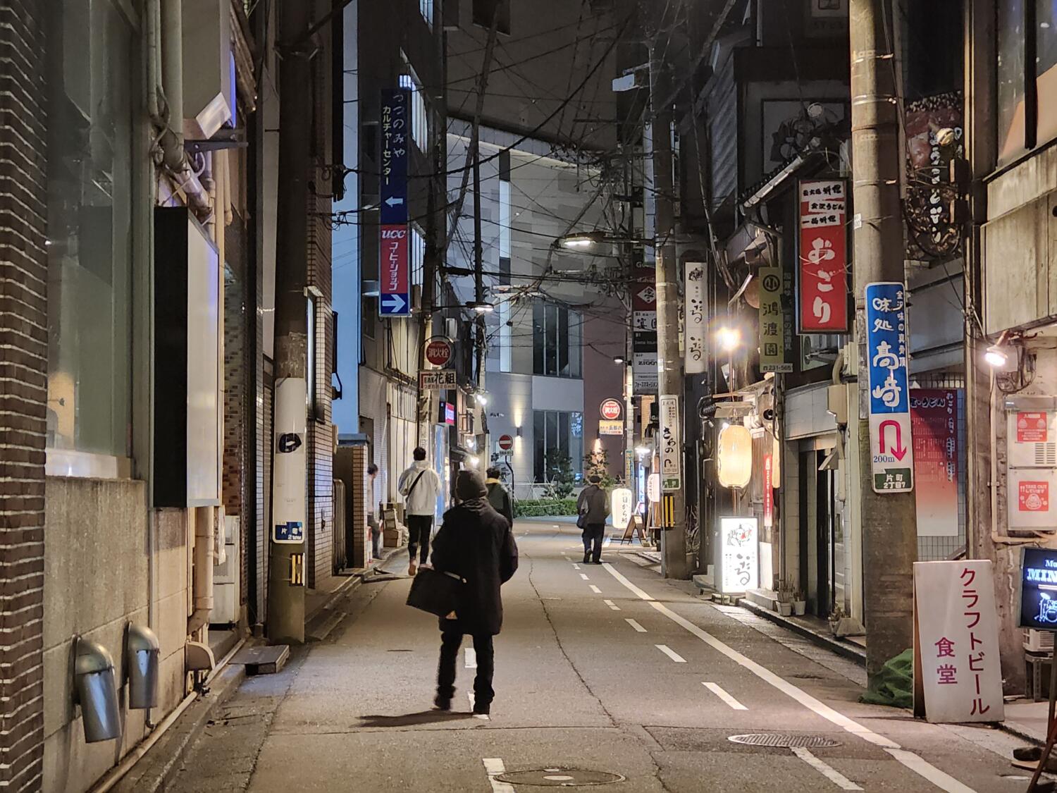 Galaxy S23 FE 望遠カメラ(×3)で夜の街の通路を撮影