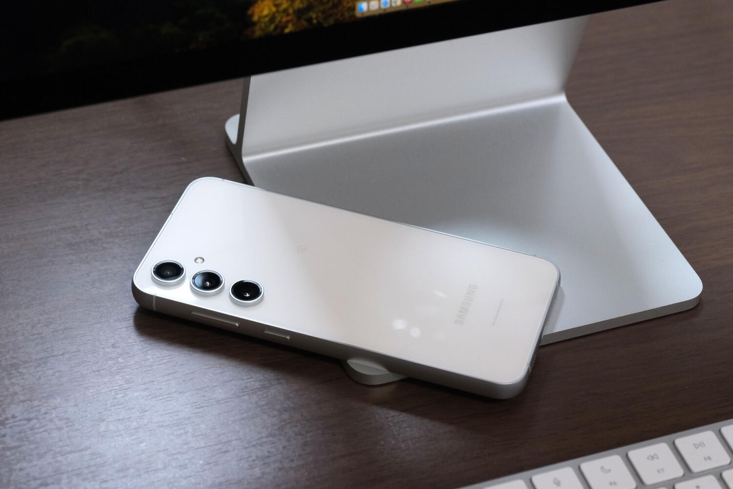 Galaxy S23 FE 背面パネルのデザイン
