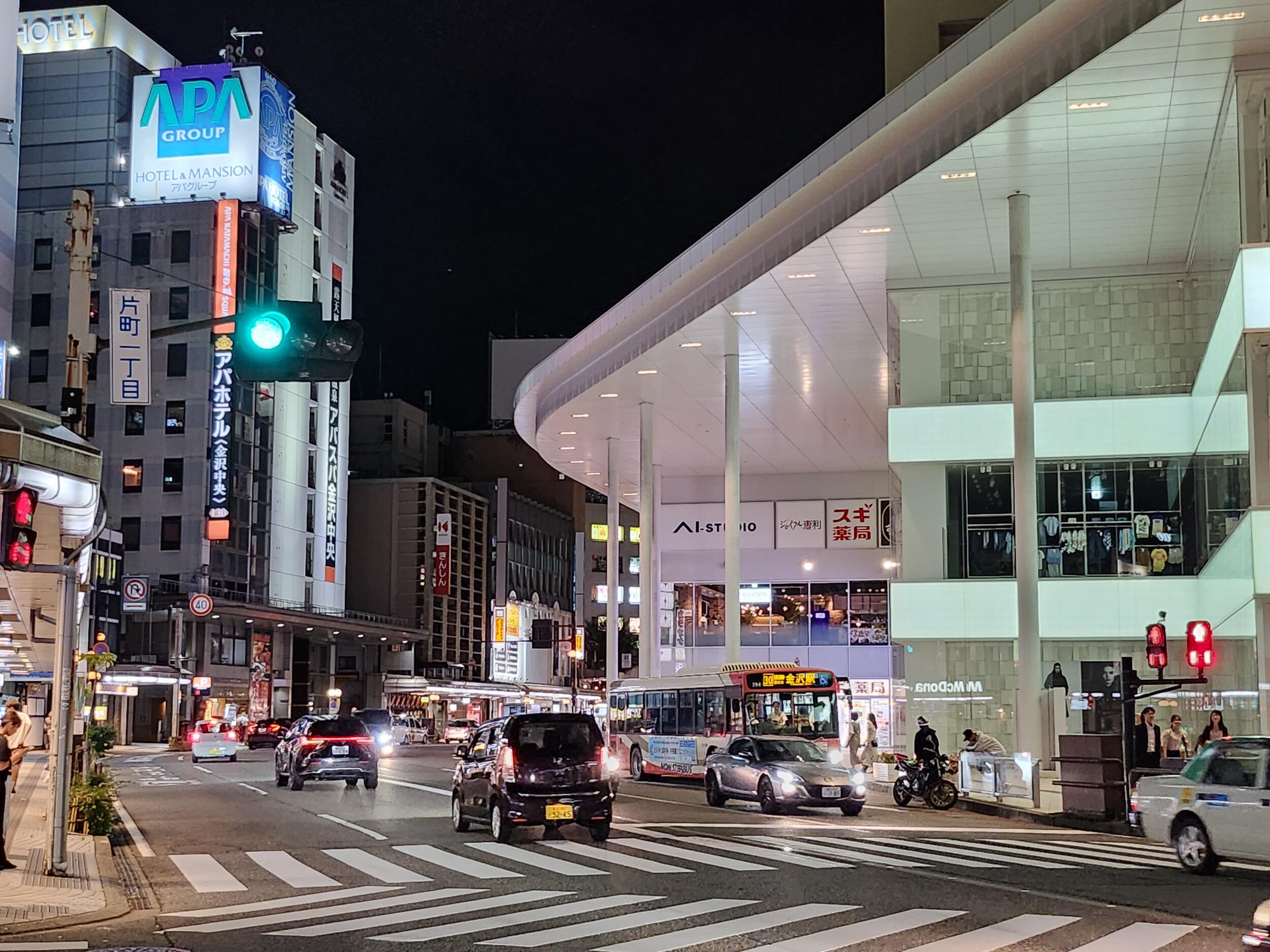 Galaxy Z Flip4 広角カメラ2倍で夜の街を撮影
