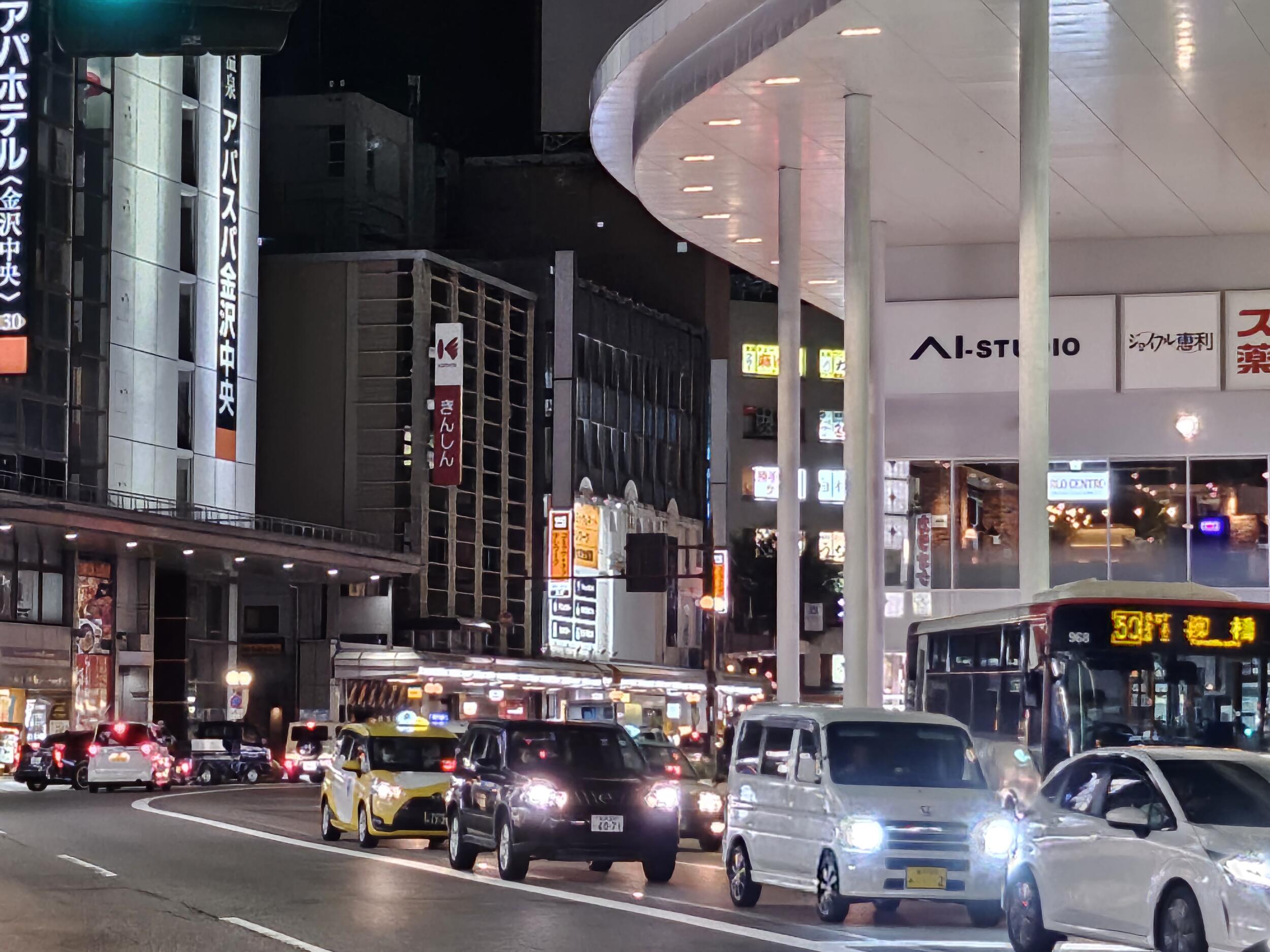 Galaxy Z Flip4 広角カメラ5倍で夜の街を撮影