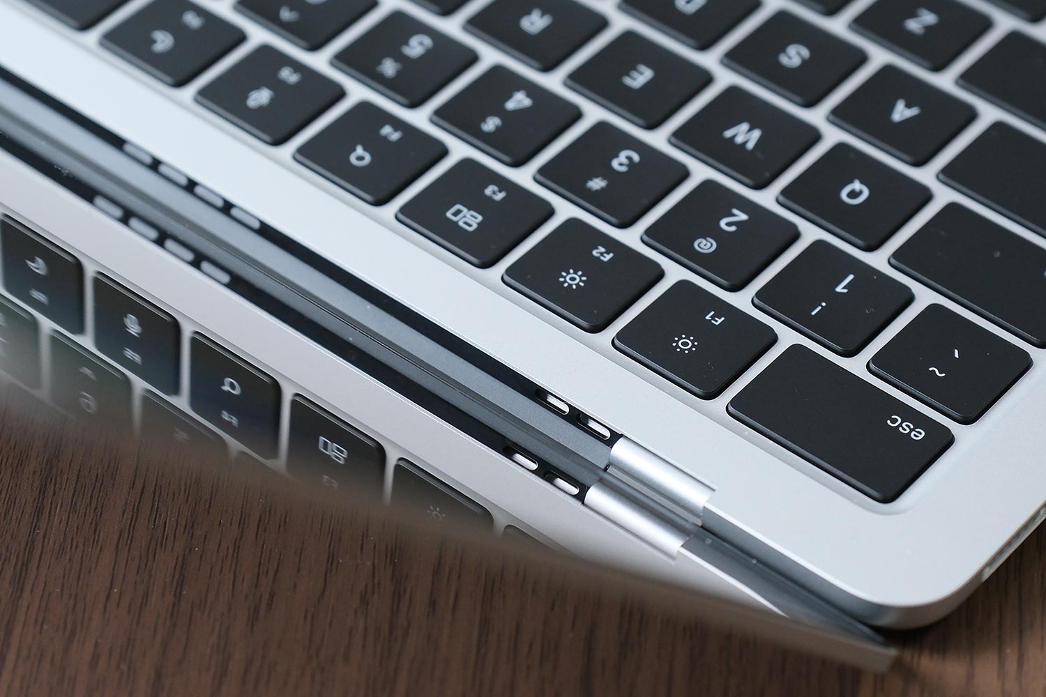 MacBook Air(M3)内蔵スピーカーの位置