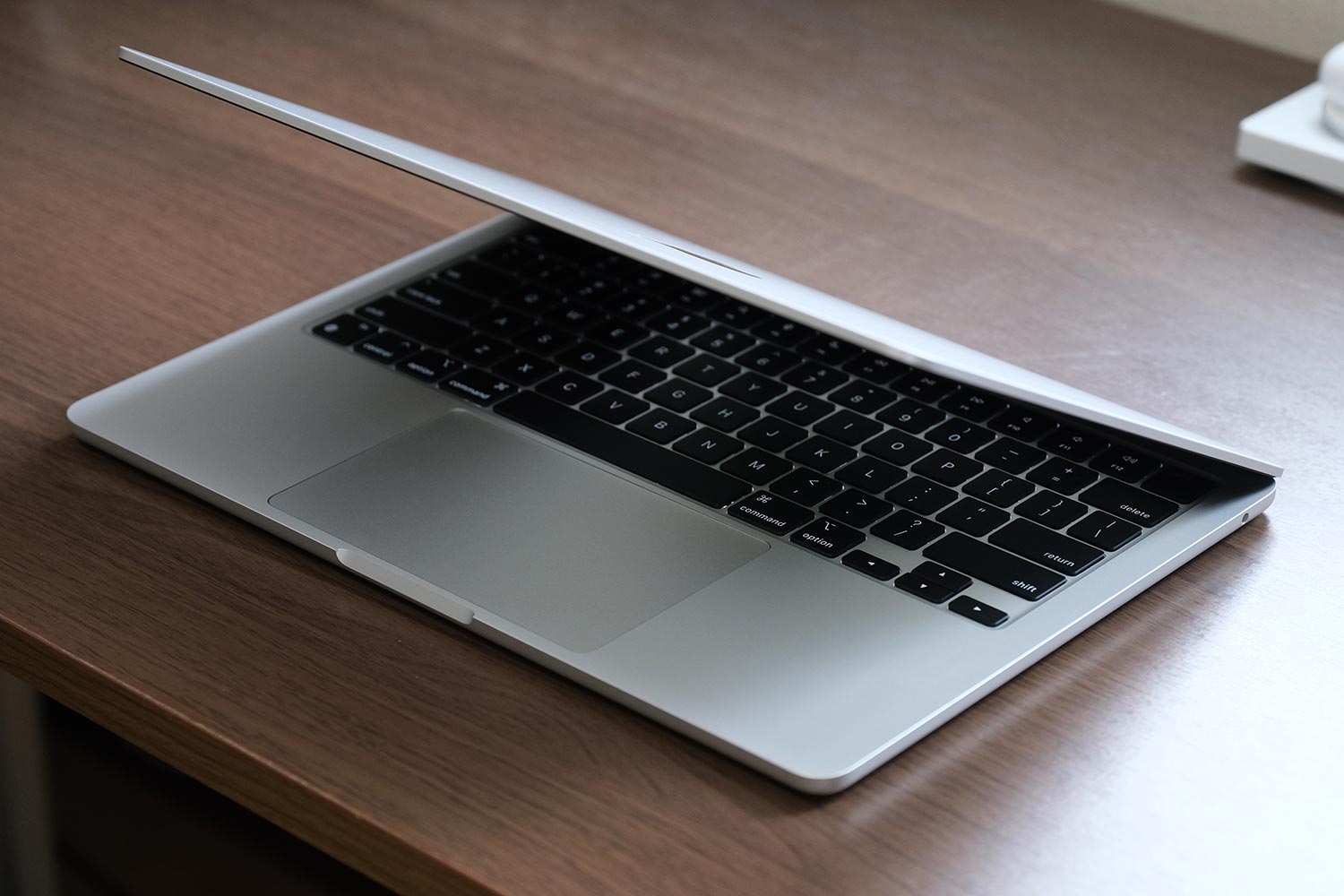 MacBook Air(M3)右正面