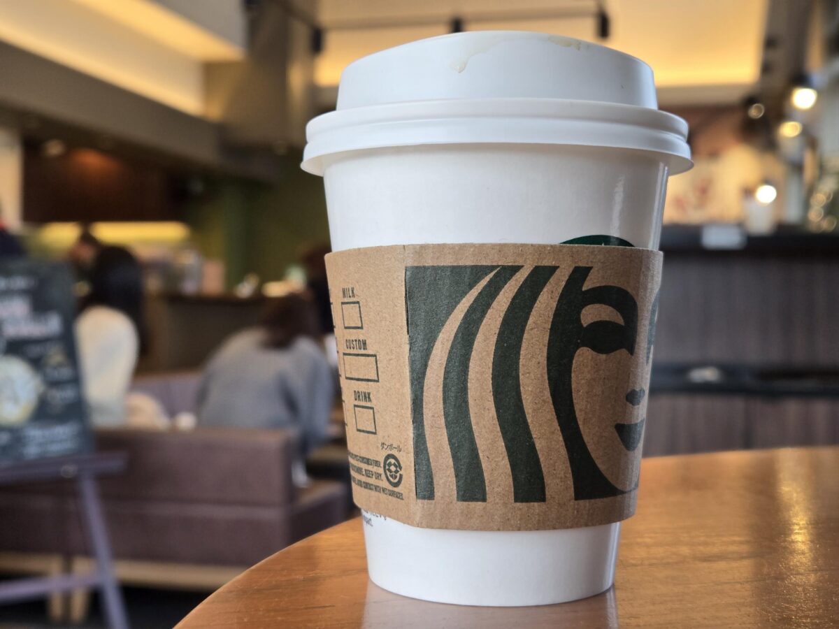 Galaxy S24 広角カメラでスタバのコーヒーを撮影