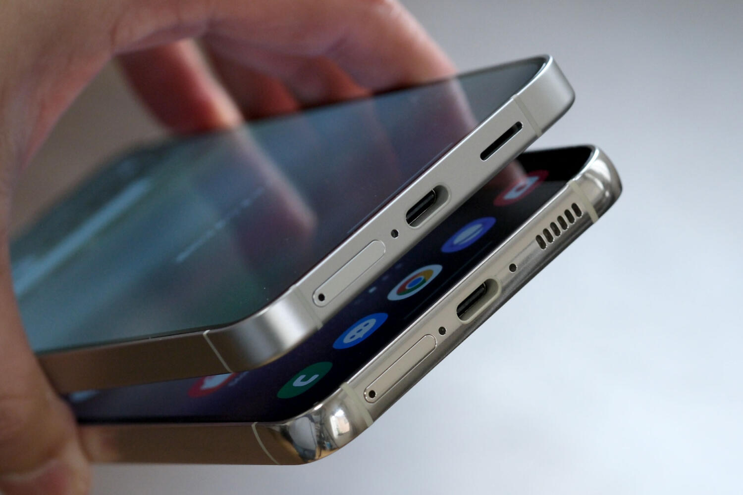 Galaxy S24スピーカーの形状