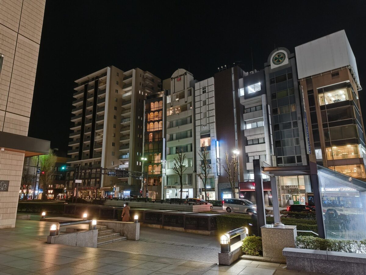 Nothing Phone (2a) 広角カメラで夜のビル群を撮影