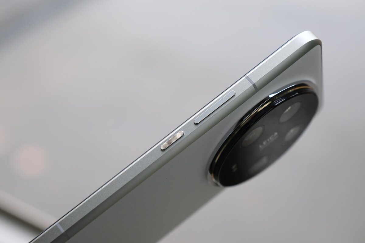 Xiaomi 14 Ultra 本体右側