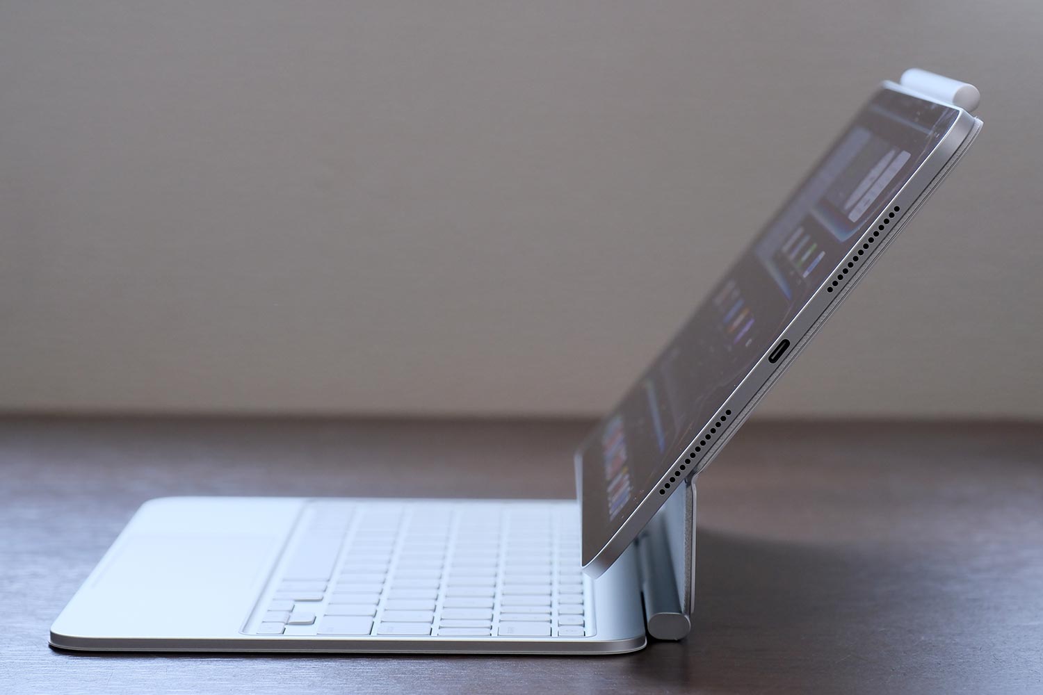 iPad Pro M4 Magic Keyboard 横から