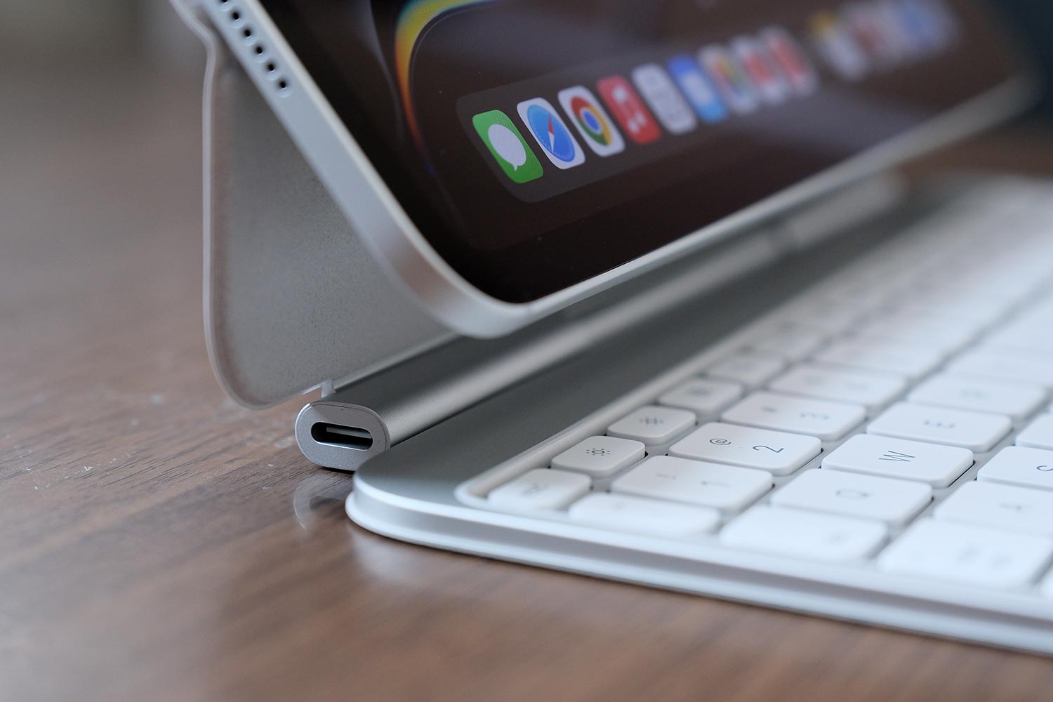 iPad Pro M4 Magic Keyboard 充電ポート