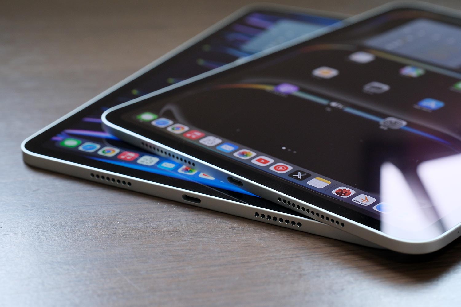 iPad Pro 11インチ（M4）vs（M2）本体の厚み比較2