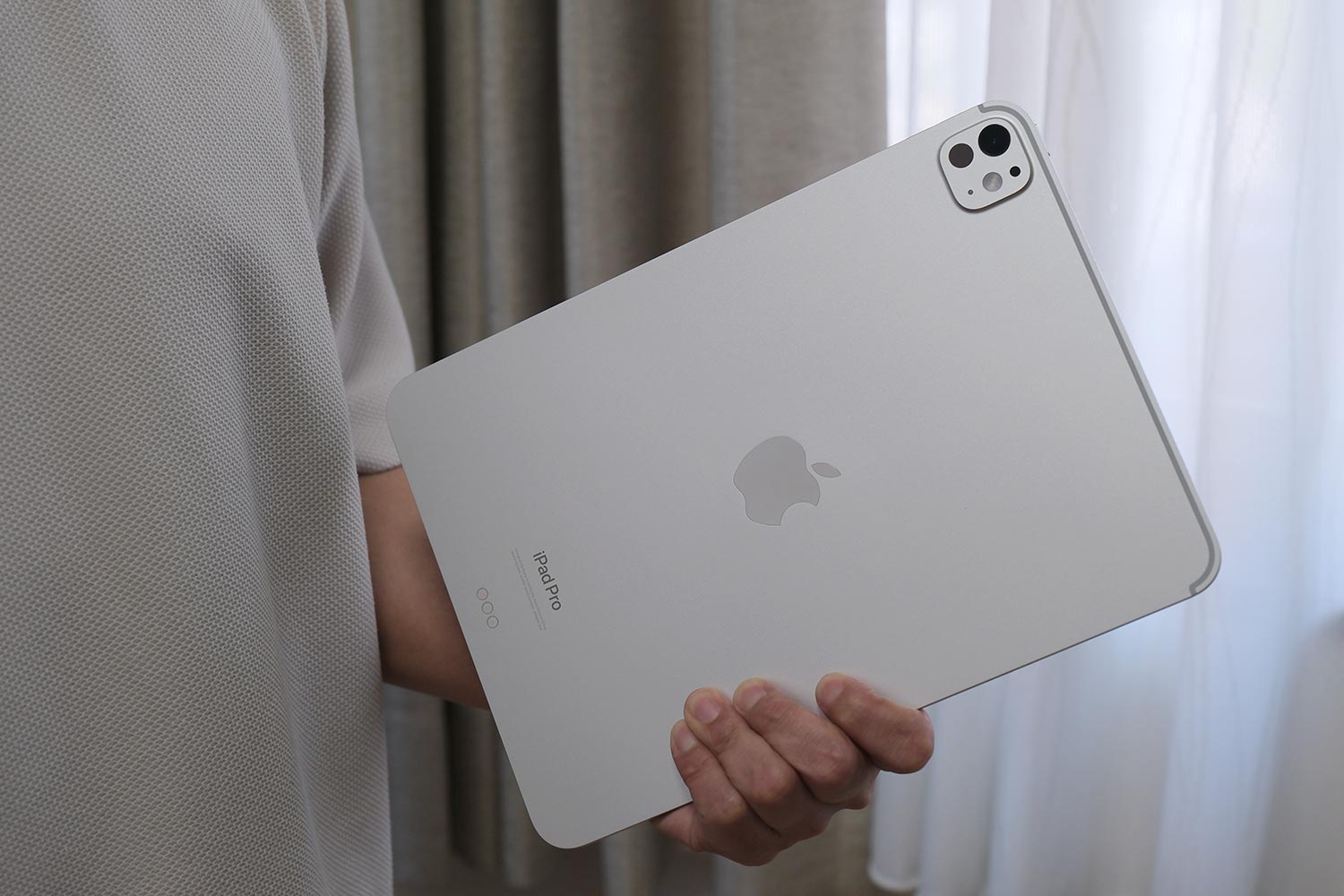 iPad Pro 11インチ（M4）持った時の見た目