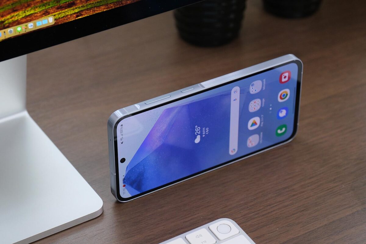 Galaxy A55 5G 立てかけて使う
