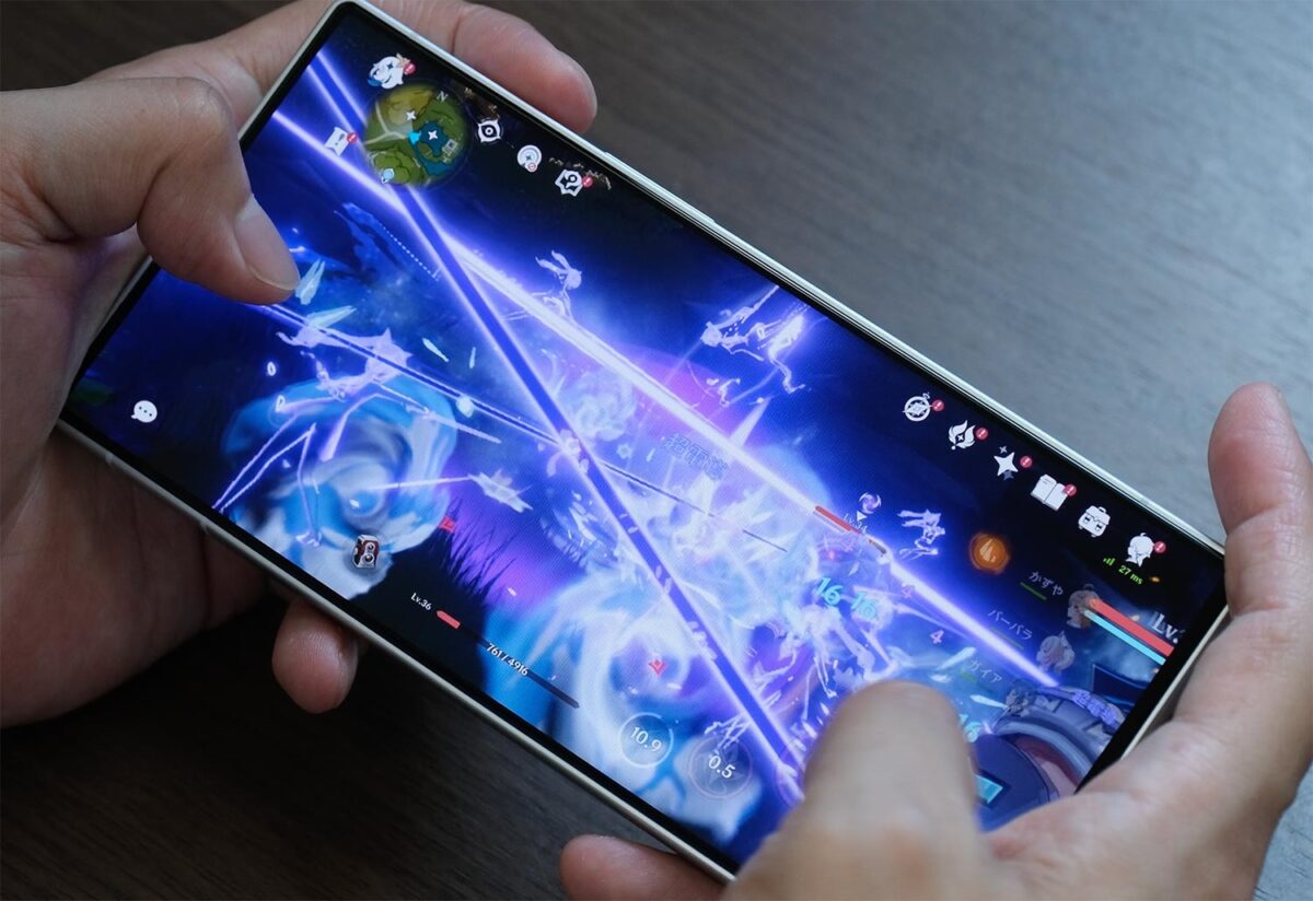 AQUOS R9 原神をプレイ