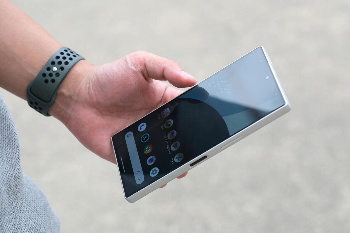 AQUOS R9 正面側のデザイン