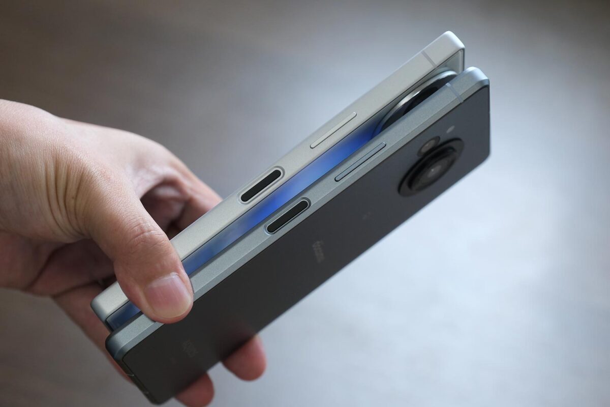 AQUOS R9 vs R8 サイドフレーム右側