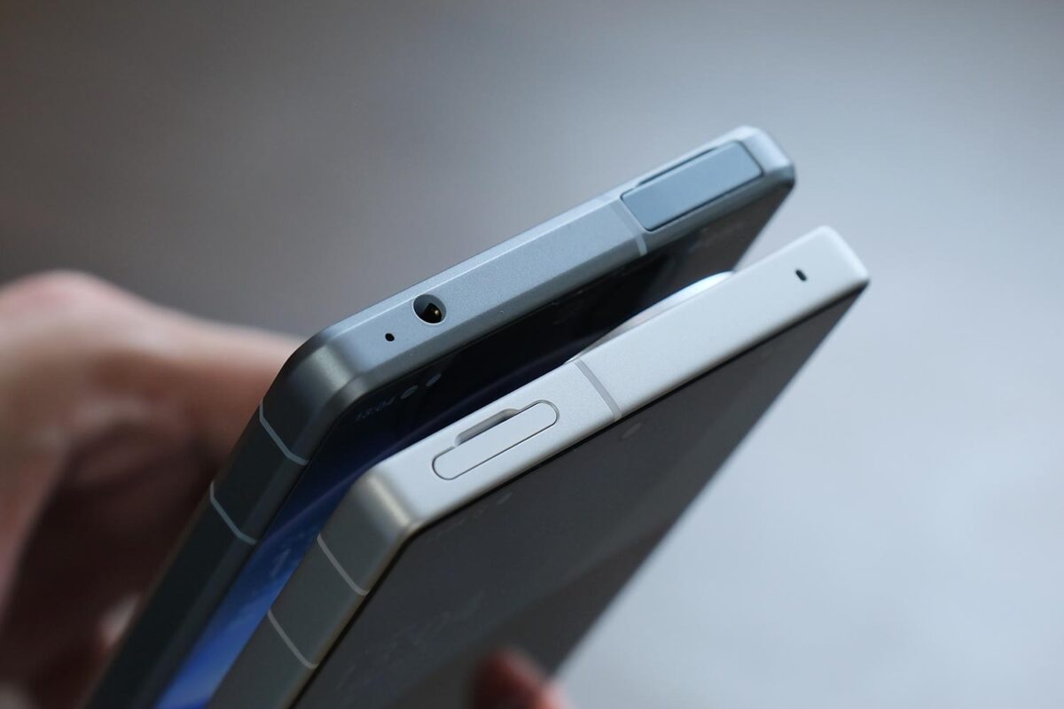 AQUOS R9 3.5mmヘッドフォンジャック非搭載に