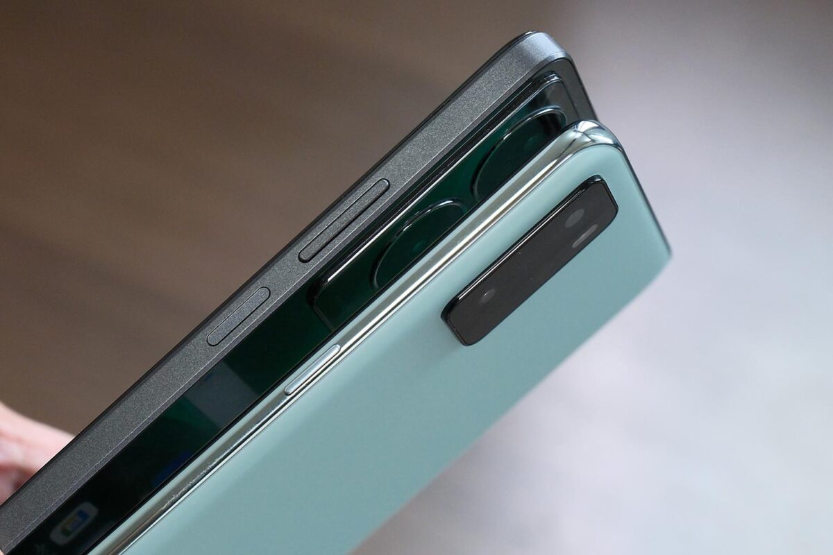OPPO A79 vs A55s サイドフレーム右側