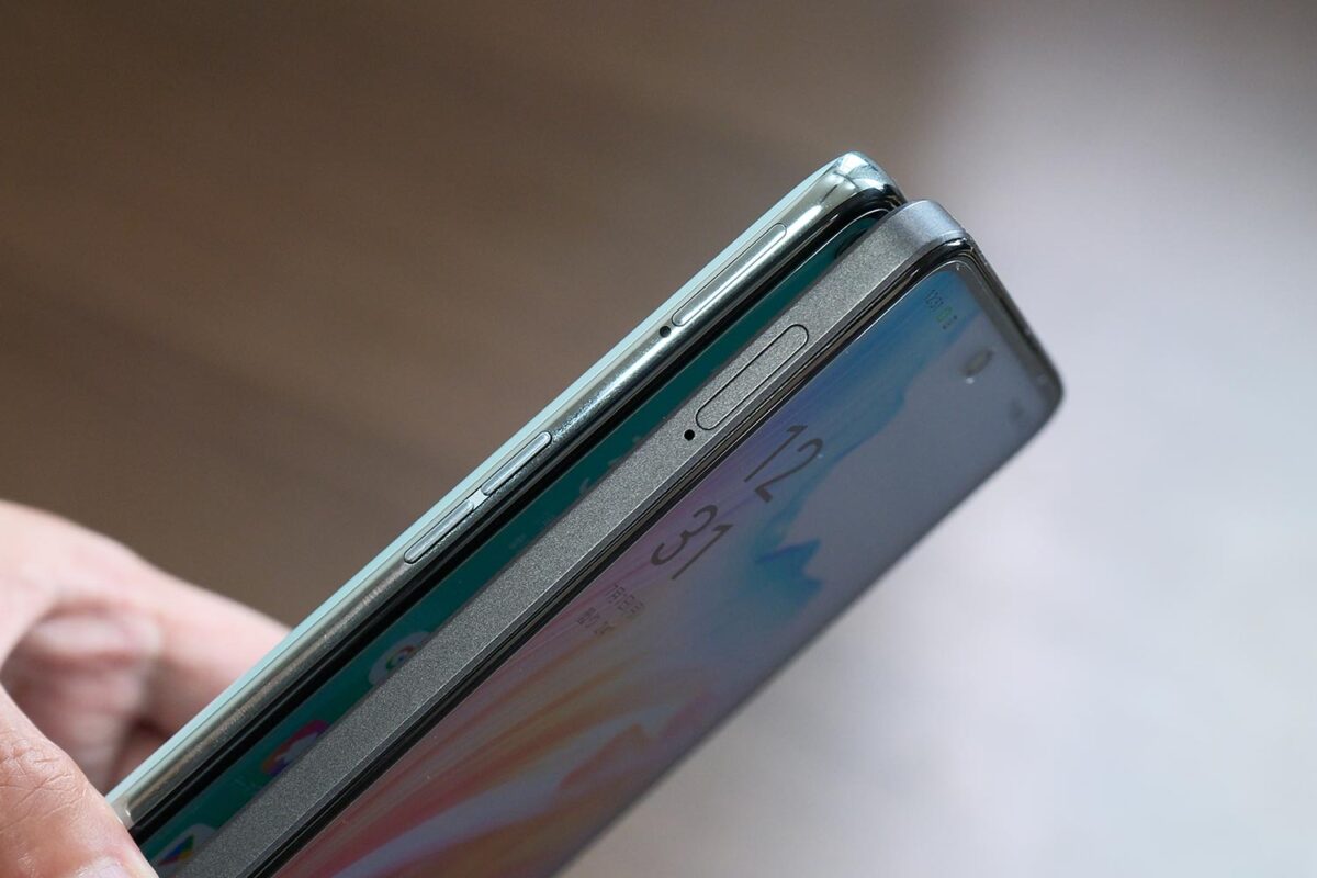 OPPO A79 vs A55s サイドフレーム左側