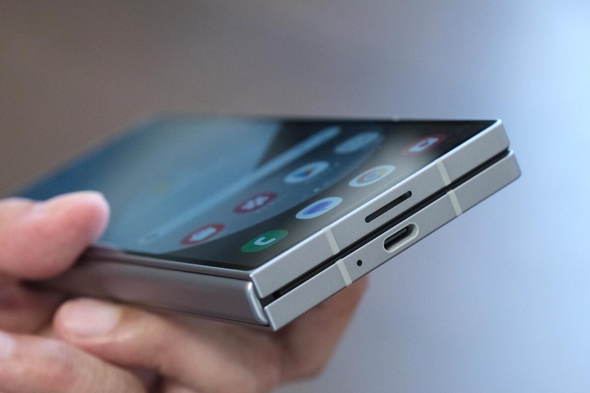 Galaxy Z Fold6 内蔵スピーカー 右