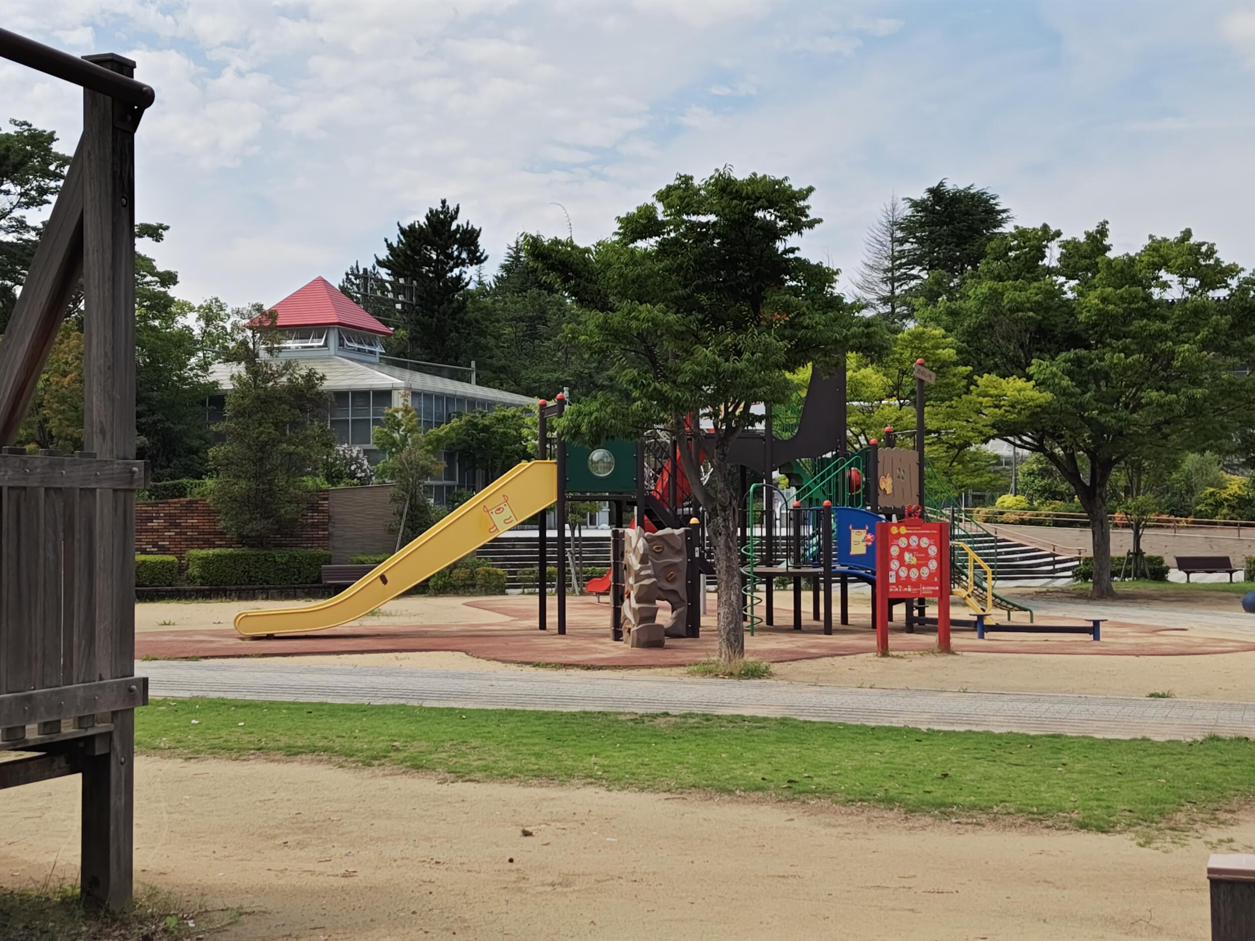 AQUOS R8 広角×2 公園の遊具
