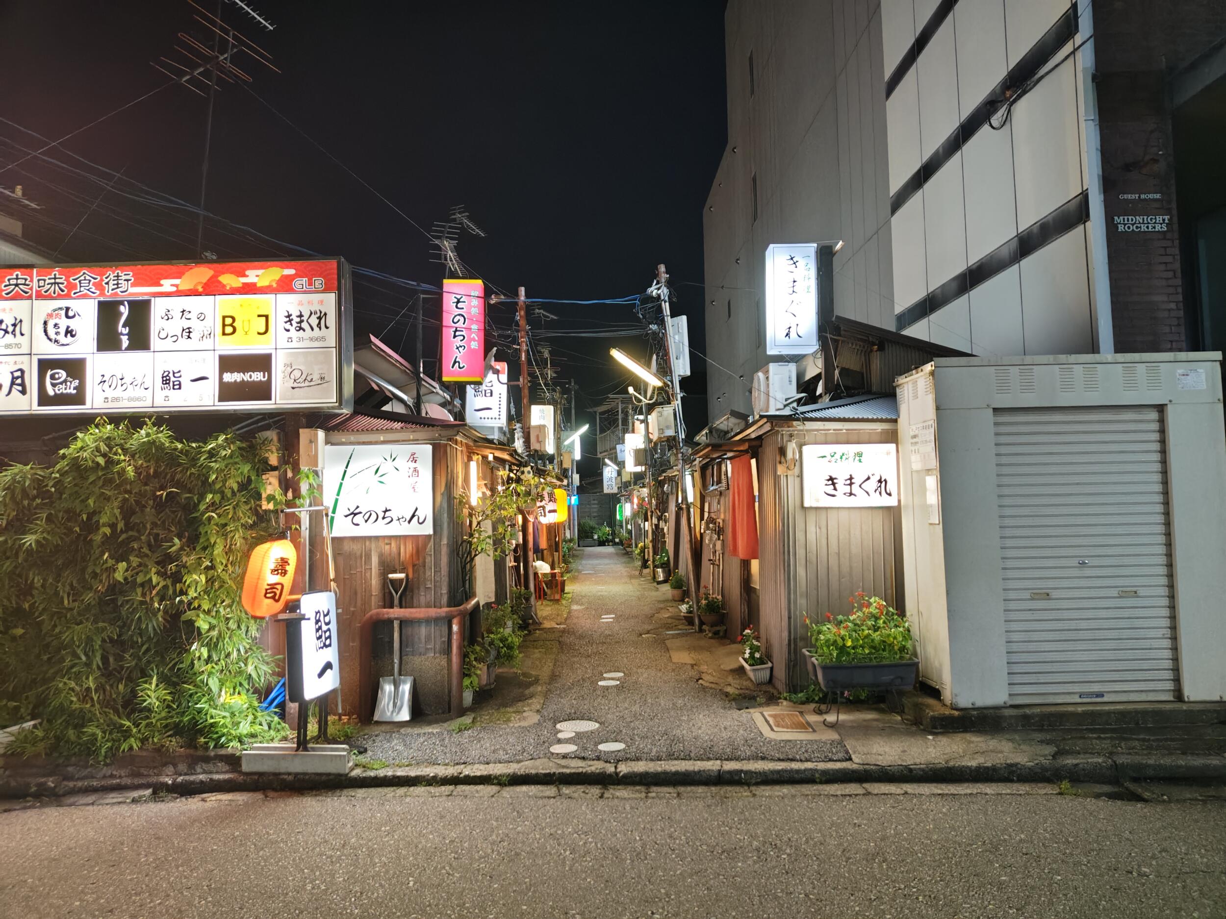 AQUOS R8 広角×1 夜の居酒屋