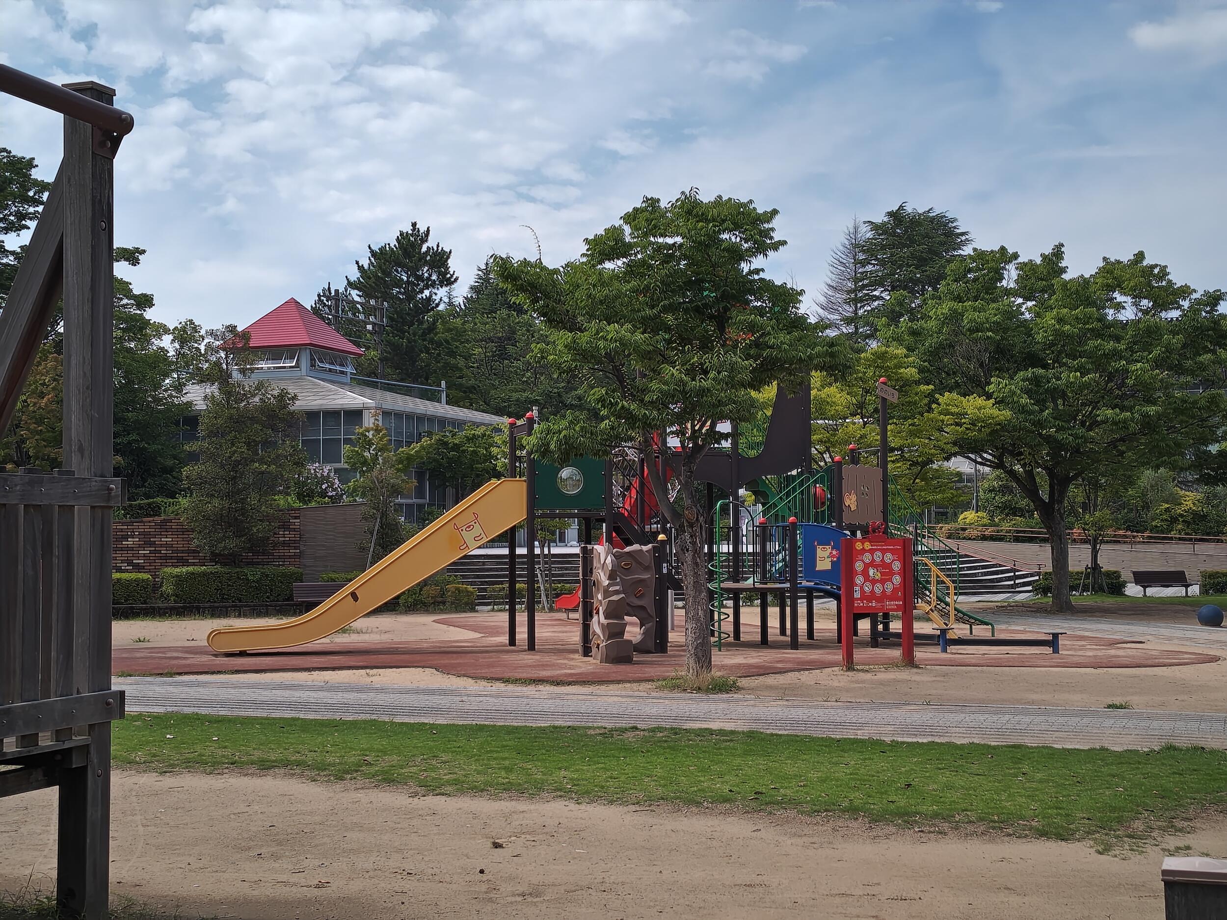 AQUOS R9 広角×2 公園の遊具