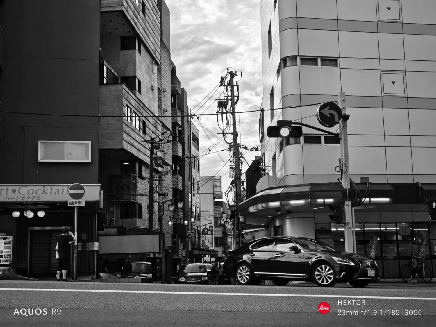 AQUOS R9(広角2倍 + モノクロ):街並みと車