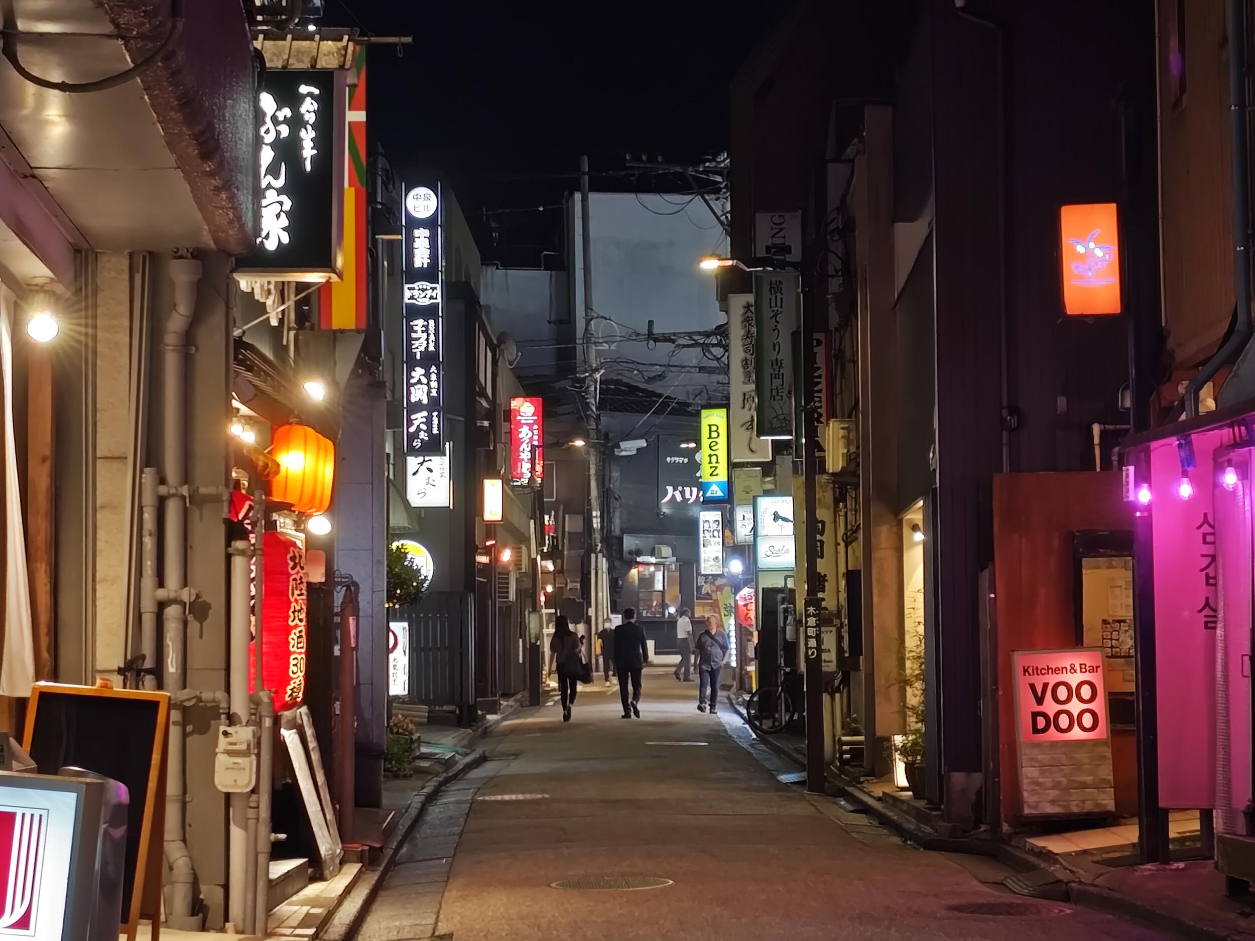 AQUOS R9 広角×2 夜の居酒屋