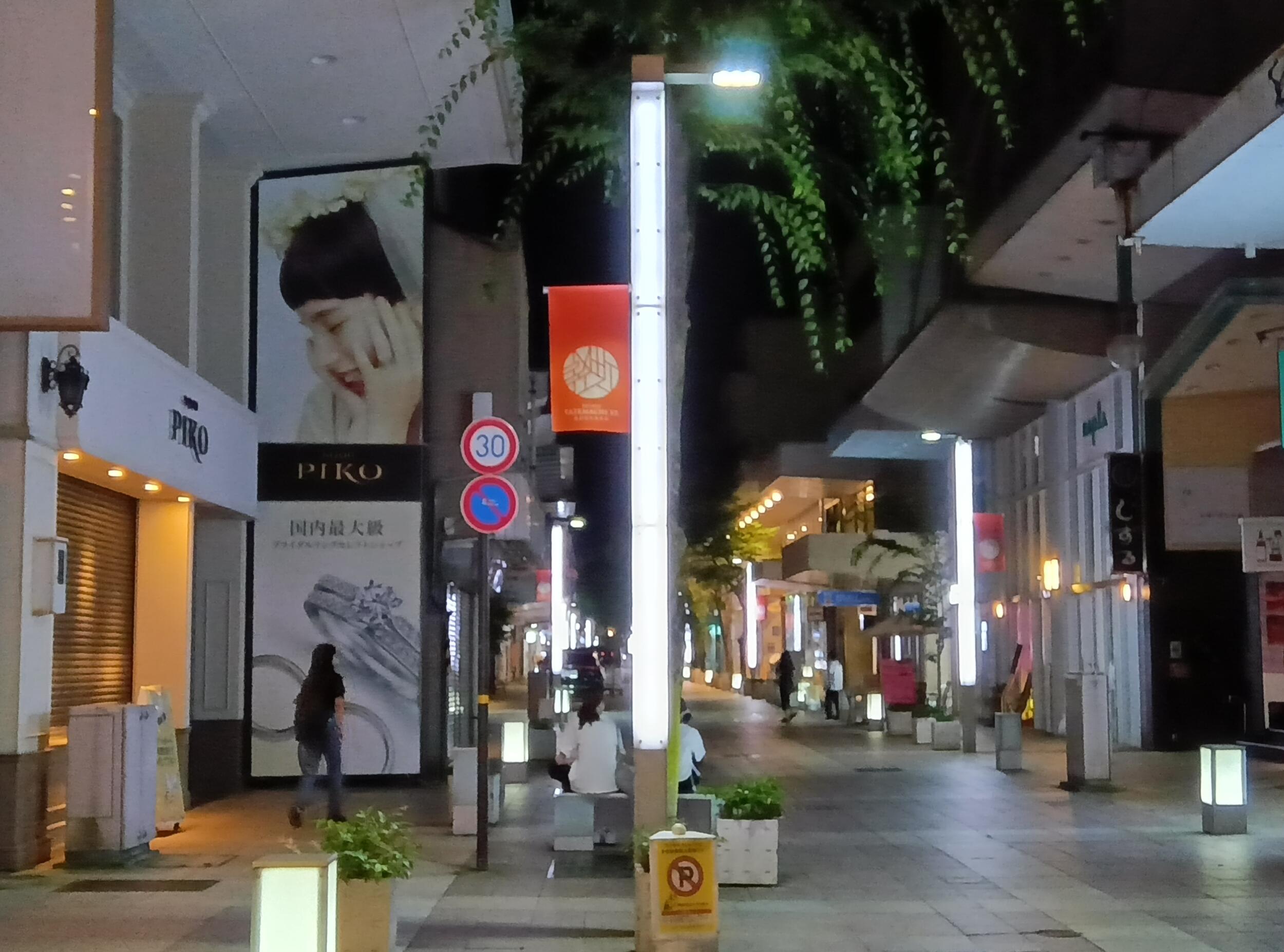 AQUOS wish3（広角×2）：夜のストリート街